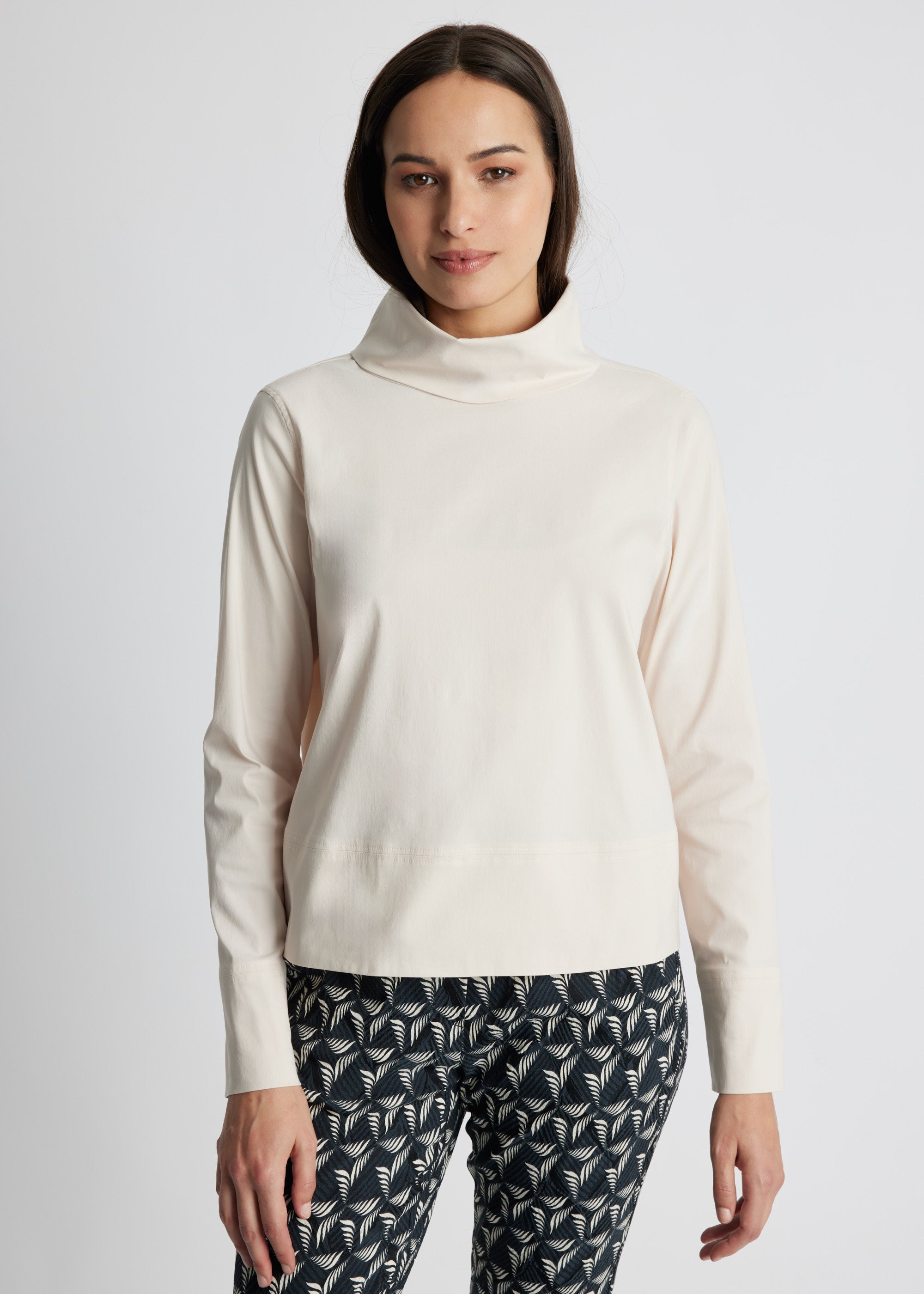 Gerade Bluse BRIZCO mit Stehkragen und langen Ärmeln in Beige