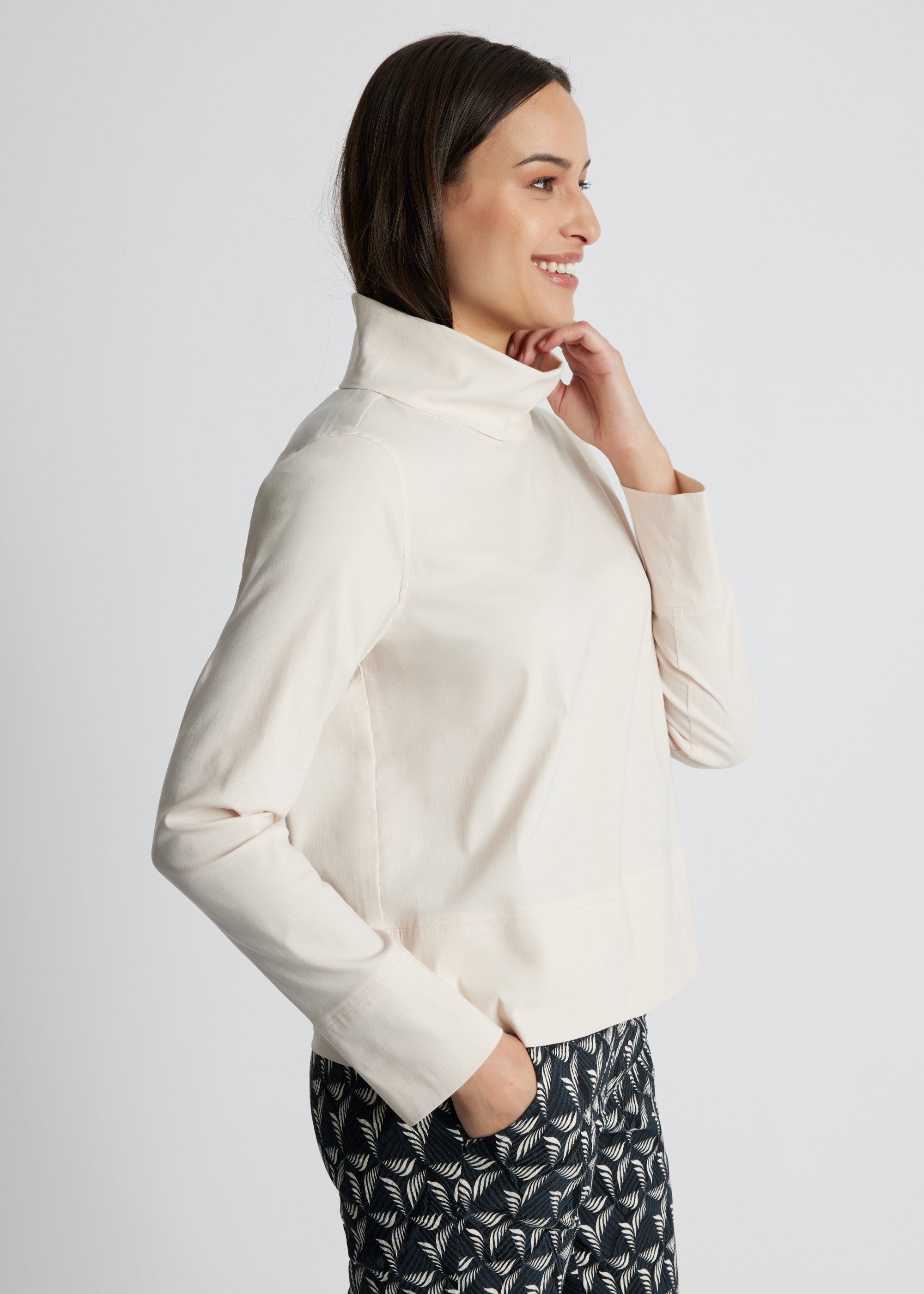 Gerade Bluse BRIZCO mit Stehkragen und langen Ärmeln in Beige