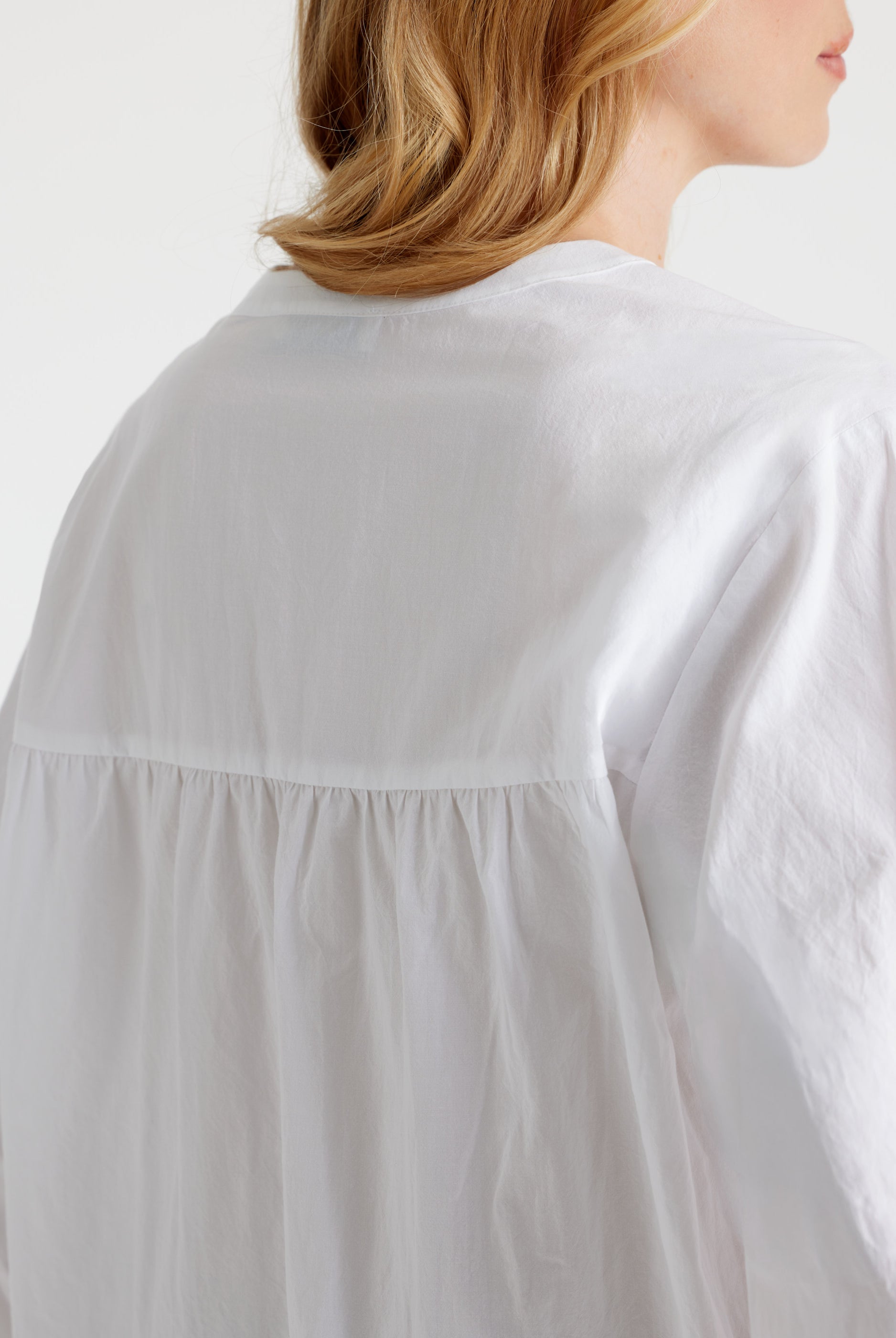 Bluse BLOMBERGA mit Knopfleiste, 3/4-Ärmeln und abgerundetem Saum in Weiß