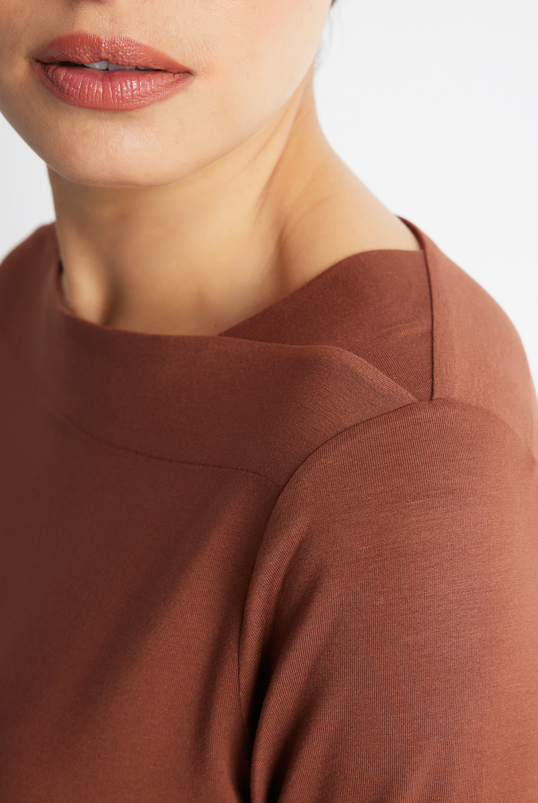 Gerades Shirt CESONTA mit geradem Ausschnitt und langen Ärmeln in Hellbraun