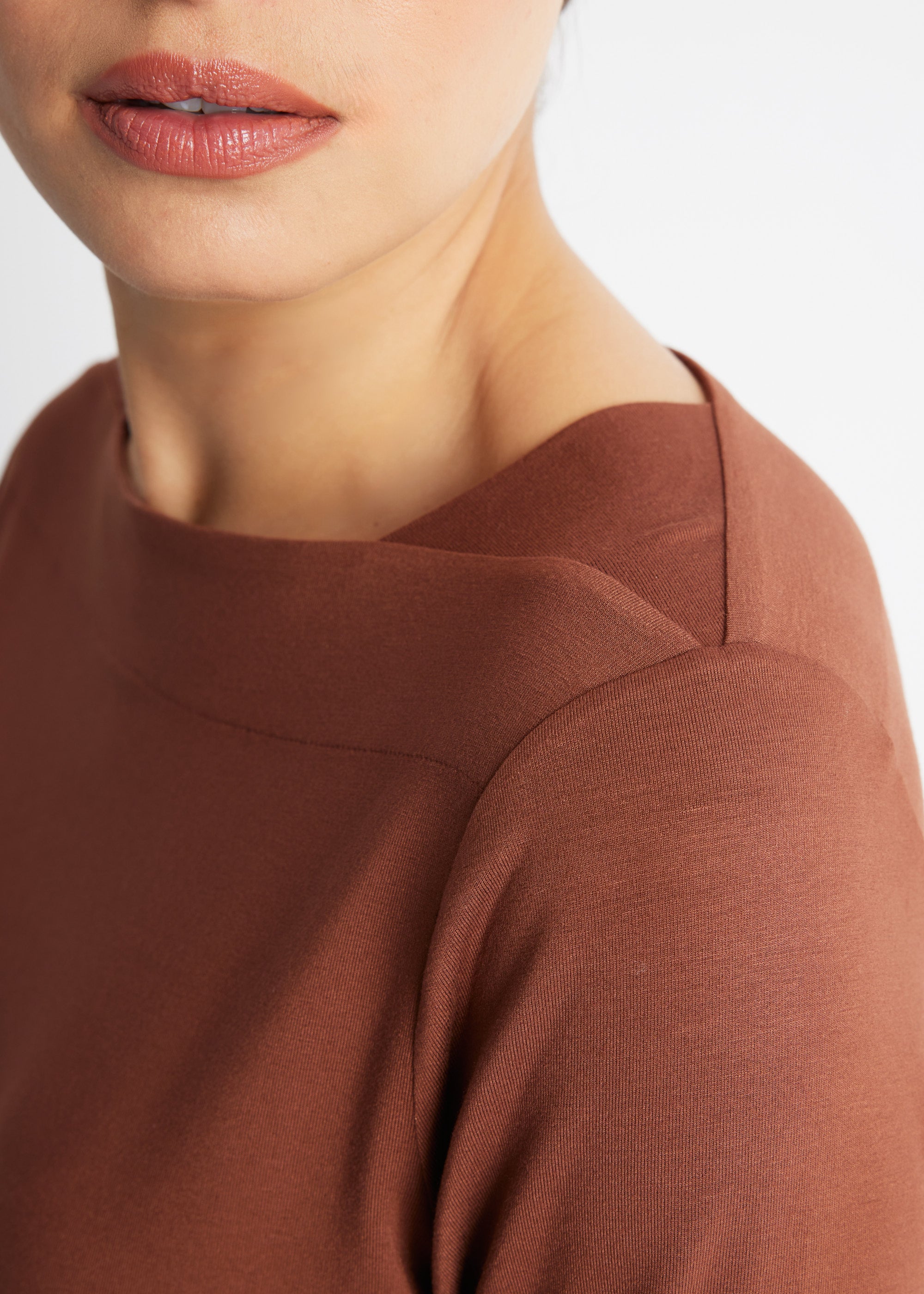 Gerades Shirt CESONTA mit geradem Ausschnitt und langen Ärmeln in Hellbraun