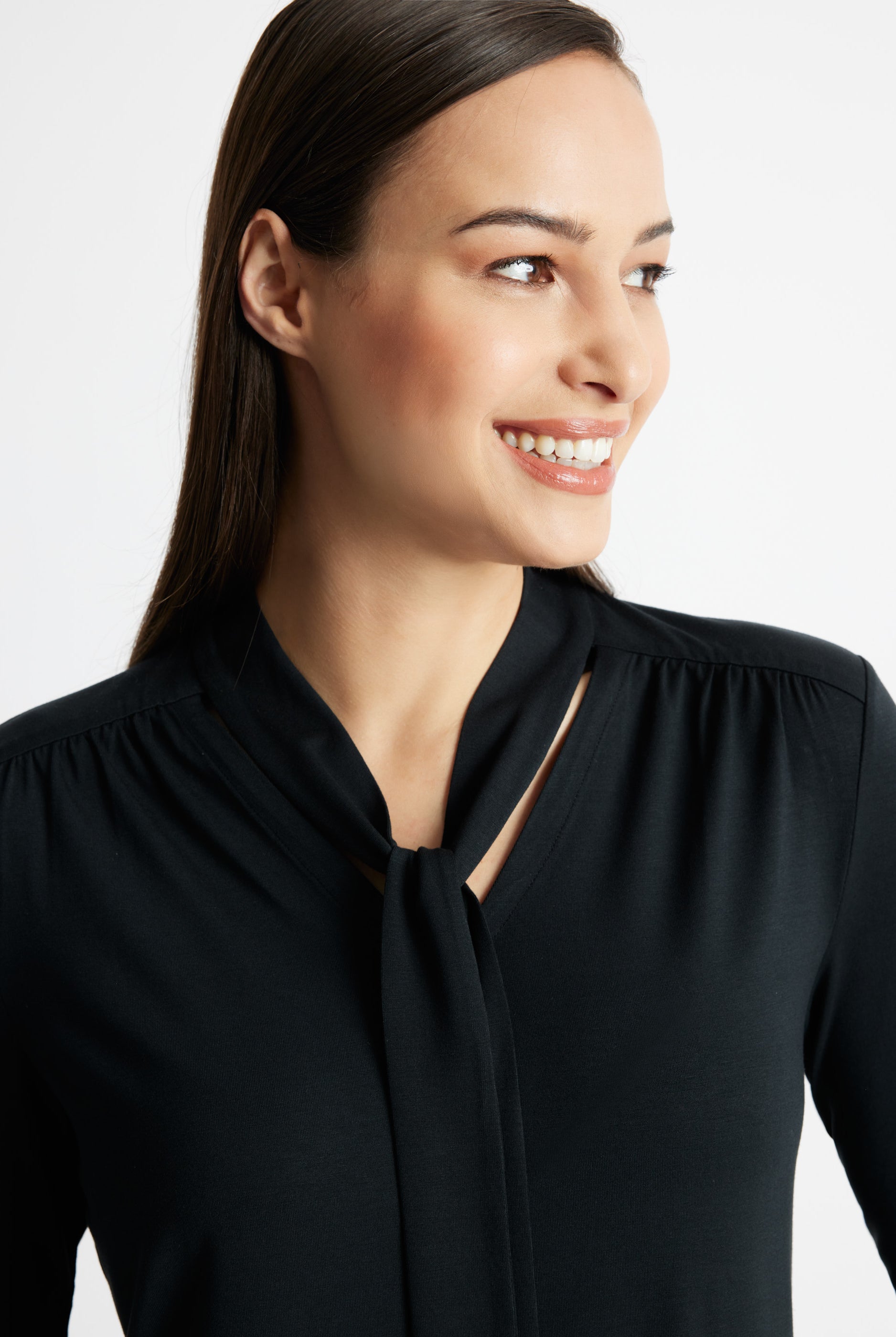 Legeres Shirt CELYNA mit Bindedetail am V-Ausschnitt und langen Ärmeln in Schwarz