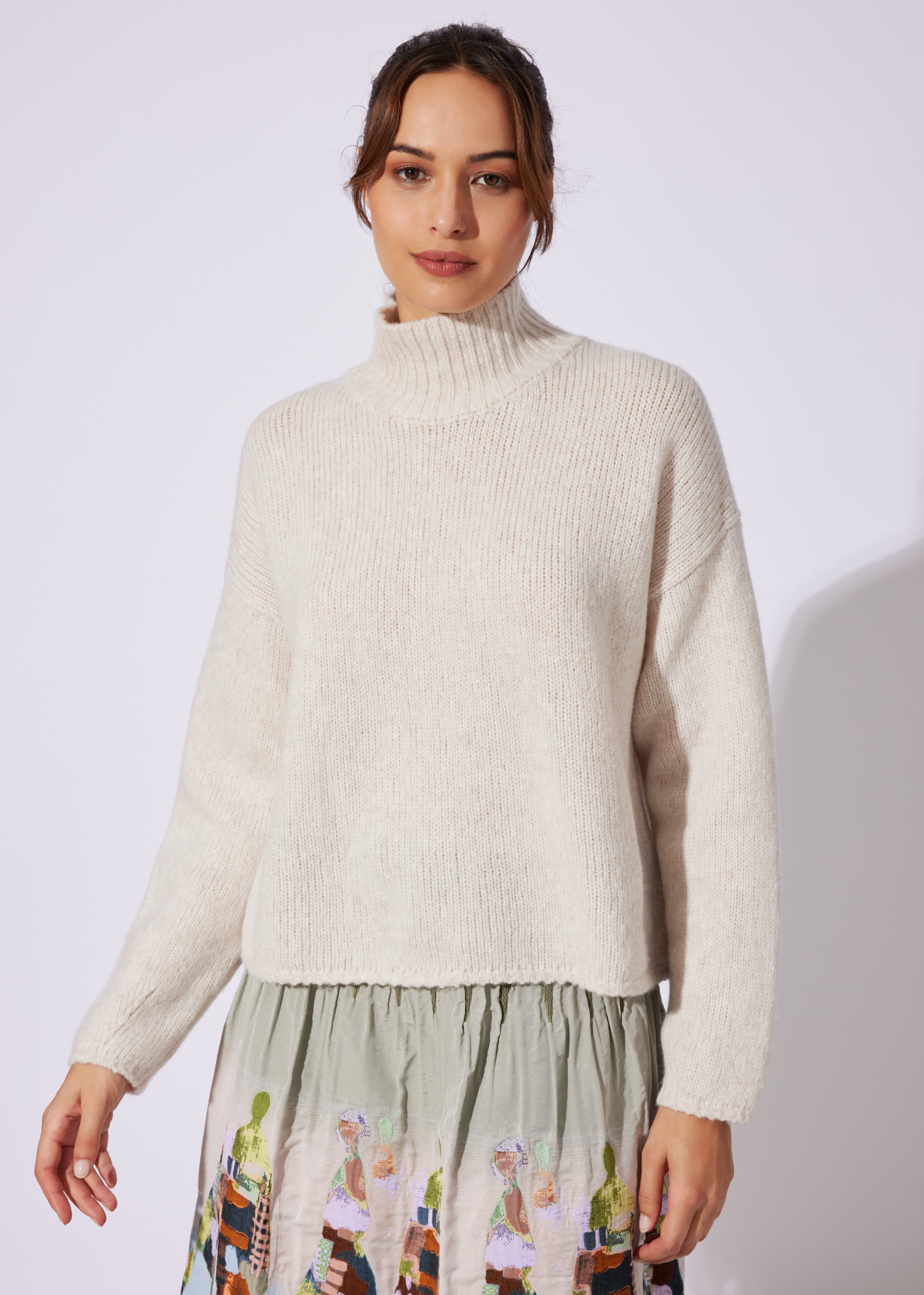 Legerer Strickpullover DEROLY mit hohem Kragen und langen Ärmeln in Beige