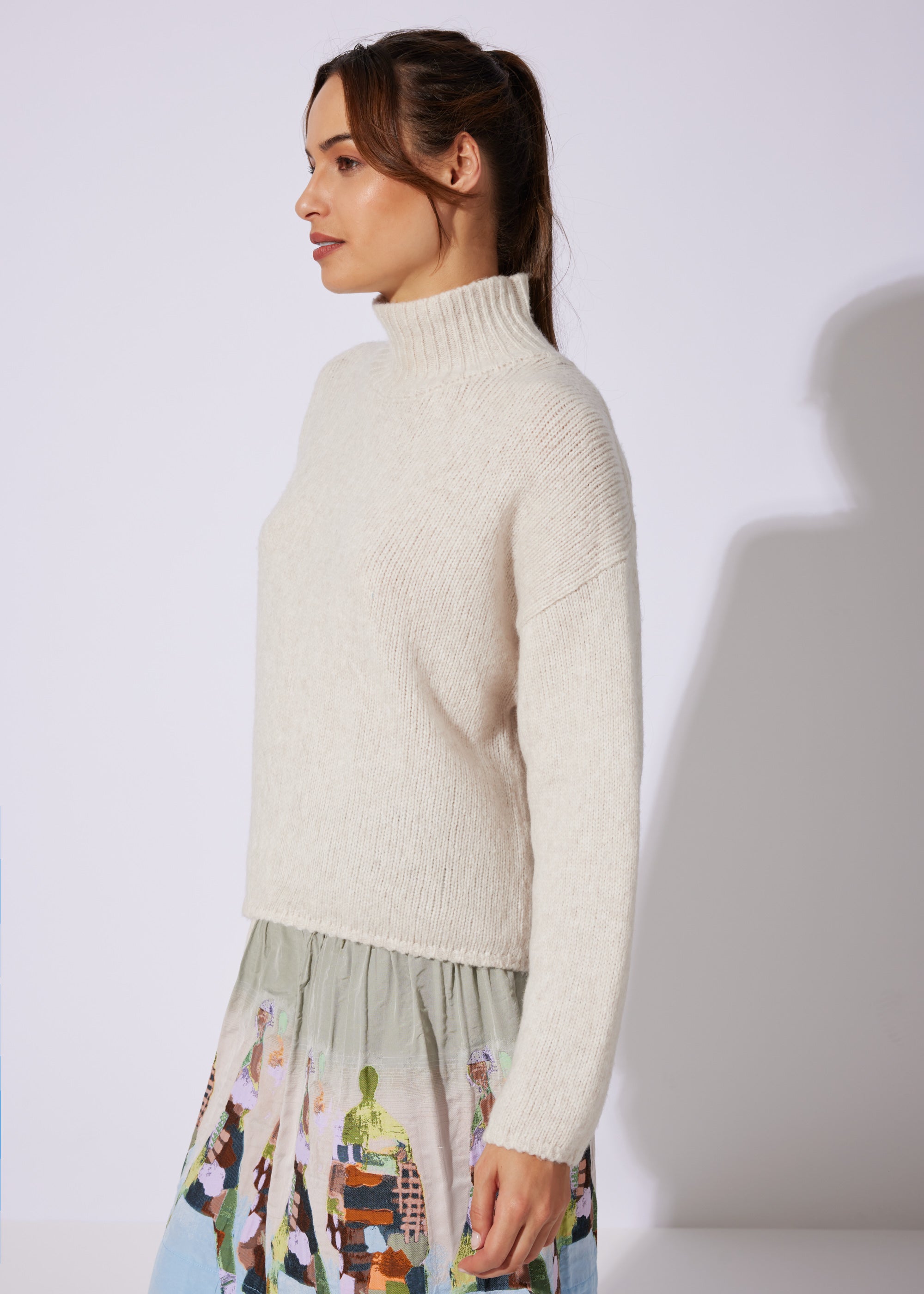 Legerer Strickpullover DEROLY mit hohem Kragen und langen Ärmeln in Beige