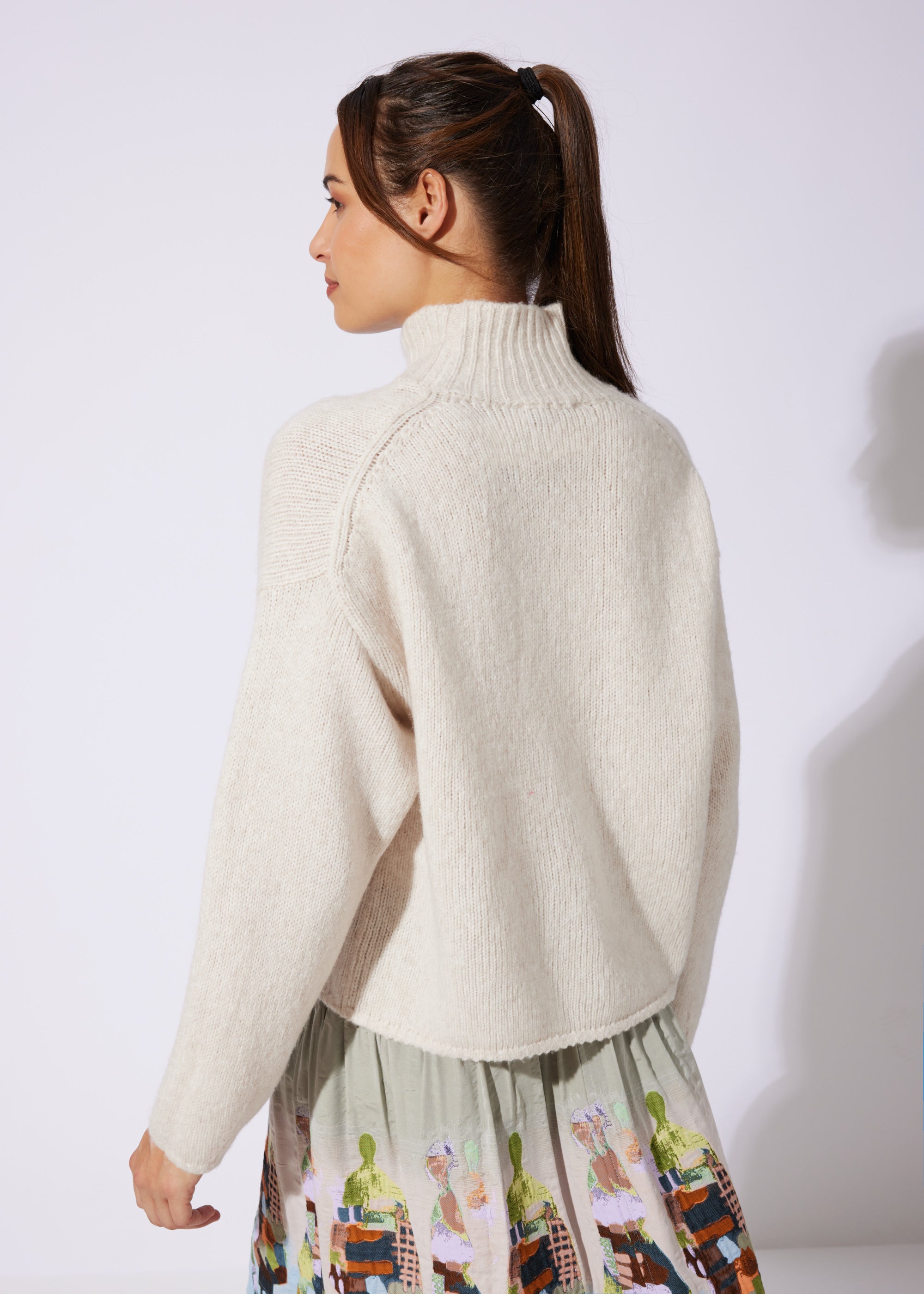 Legerer Strickpullover DEROLY mit hohem Kragen und langen Ärmeln in Beige