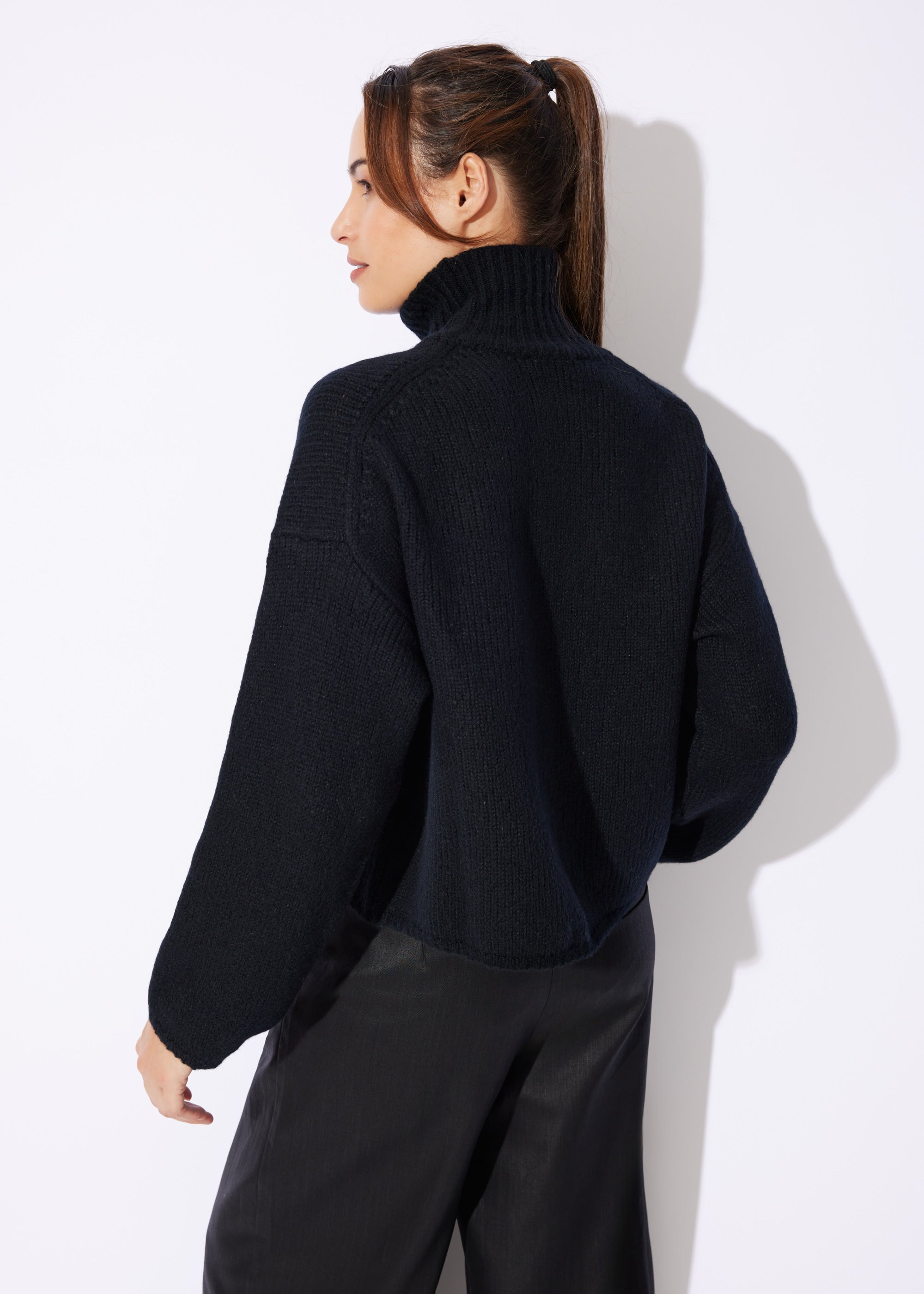 Legerer Strickpullover DEROLY mit hohem Kragen und langen Ärmeln in Schwarz