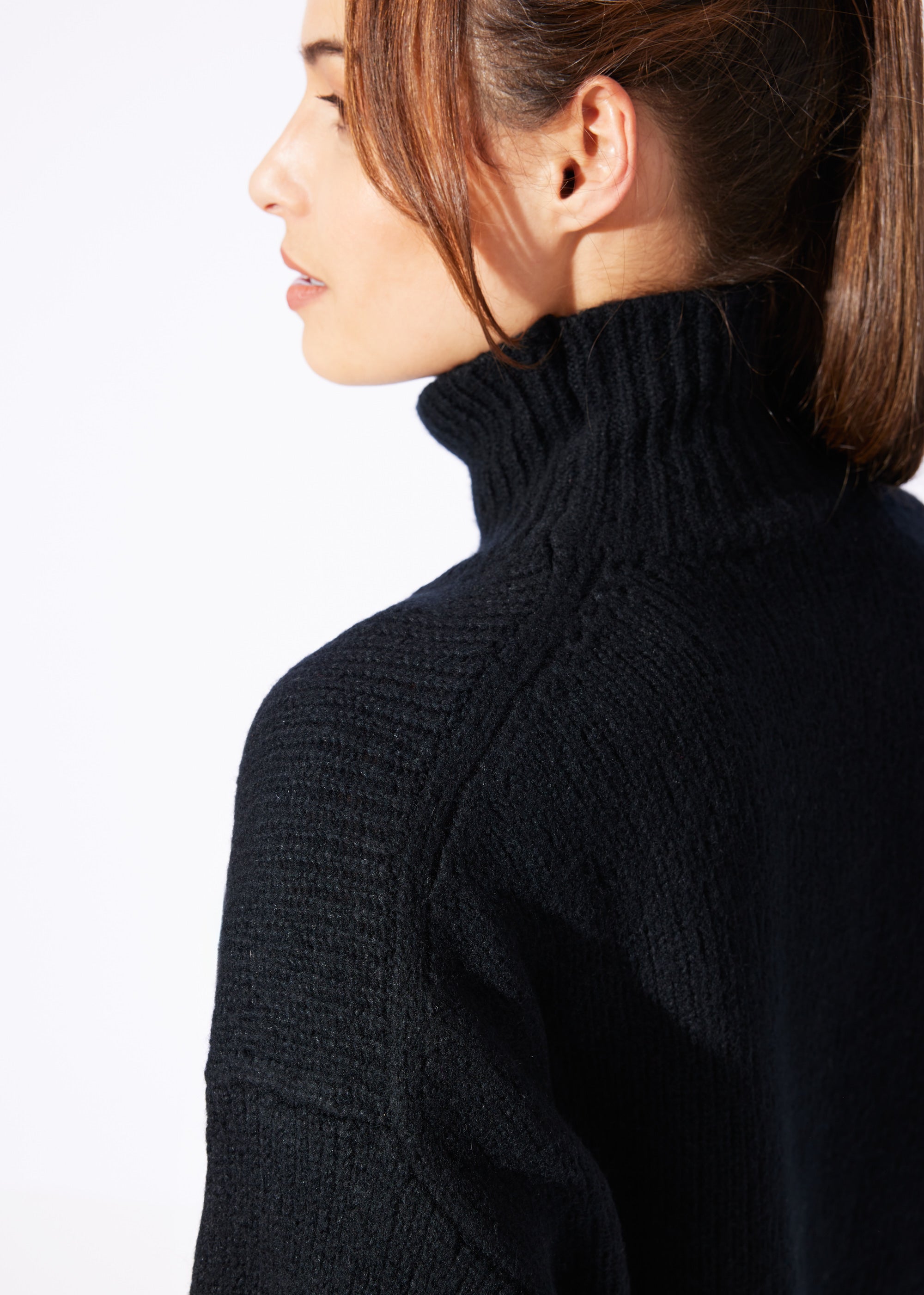 Legerer Strickpullover DEROLY mit hohem Kragen und langen Ärmeln in Schwarz