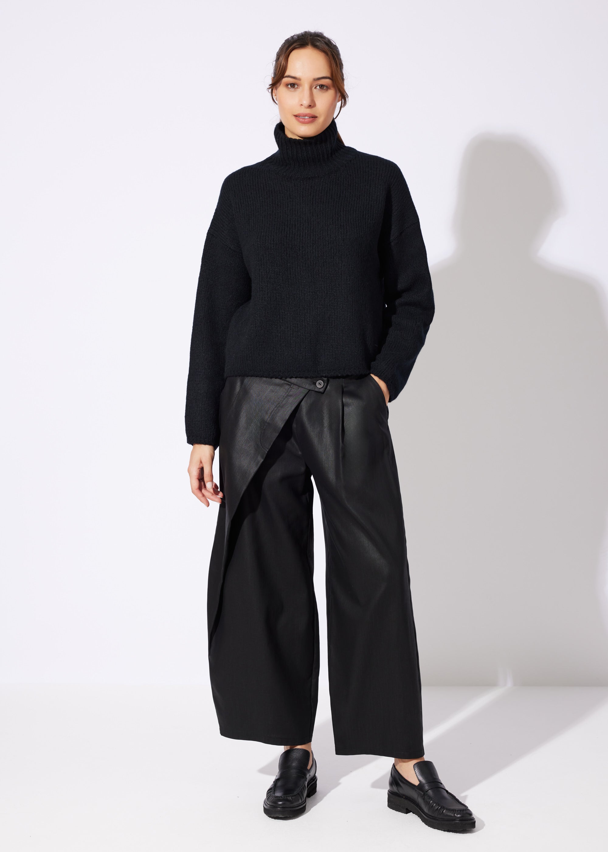 Legerer Strickpullover DEROLY mit hohem Kragen und langen Ärmeln in Schwarz