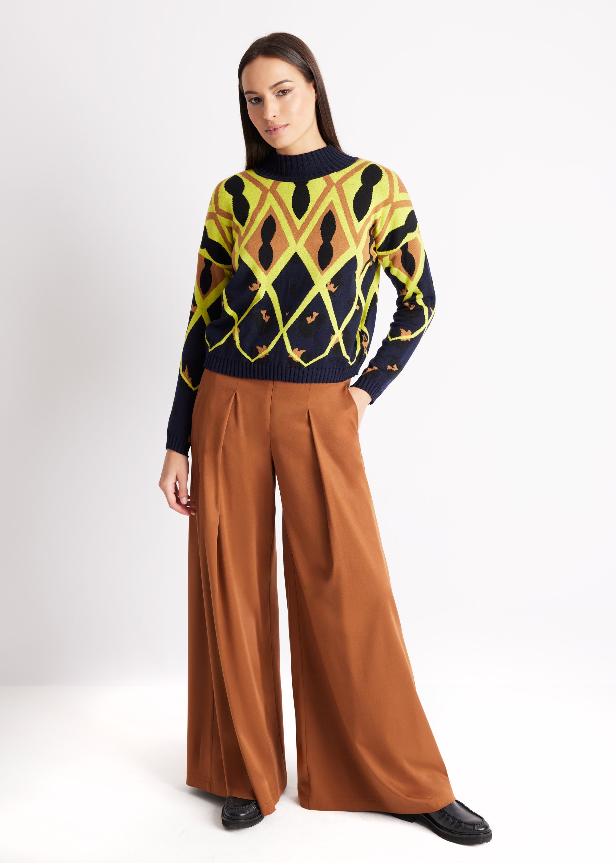 Gerader Strickpullover DARIBO mit hohem Kragen, langen Ärmeln und gelbem Muster
