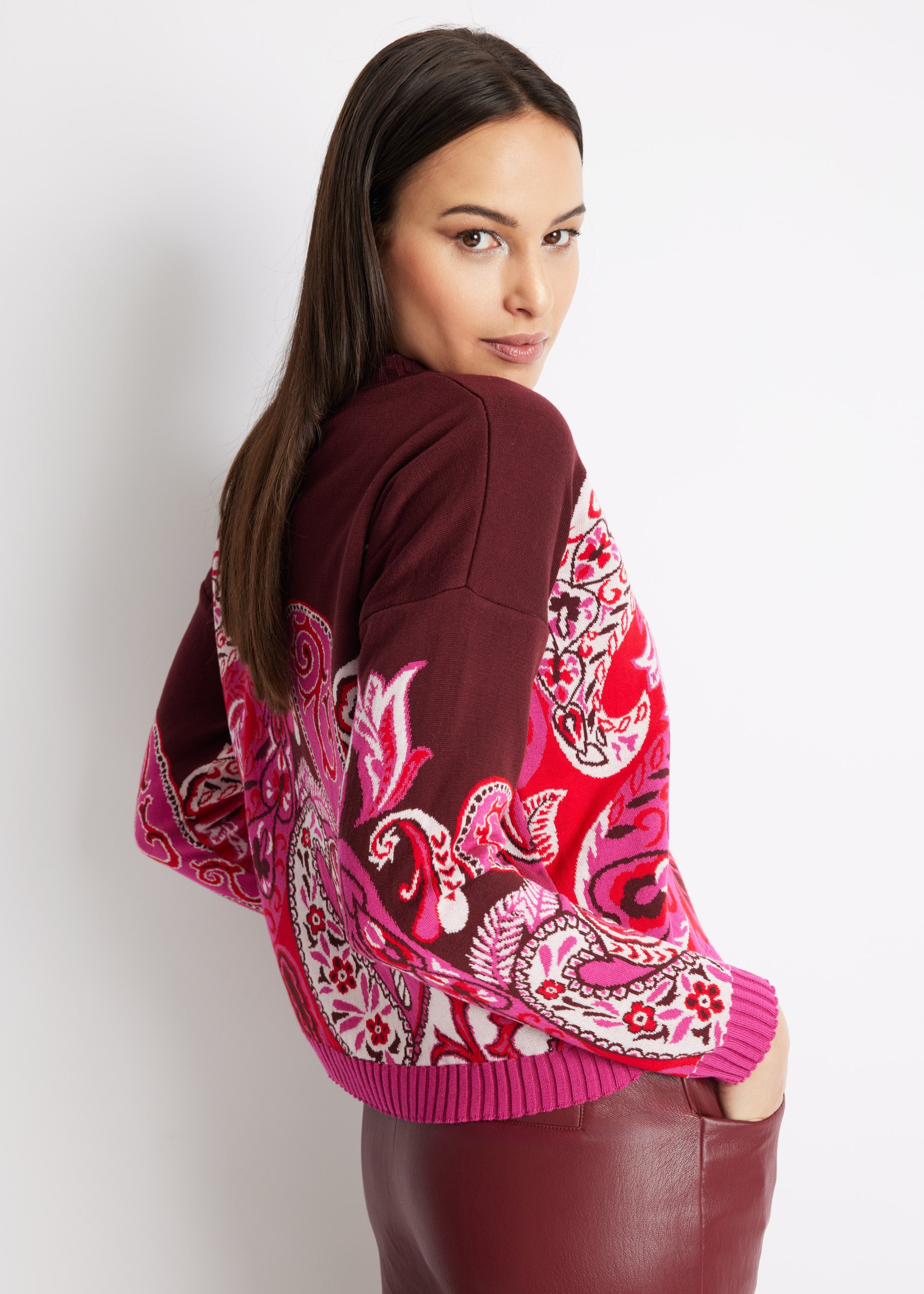Gerader Strickpullover DARIBO mit hohem Kragen, langen Ärmeln und pinkfarbenem Muster