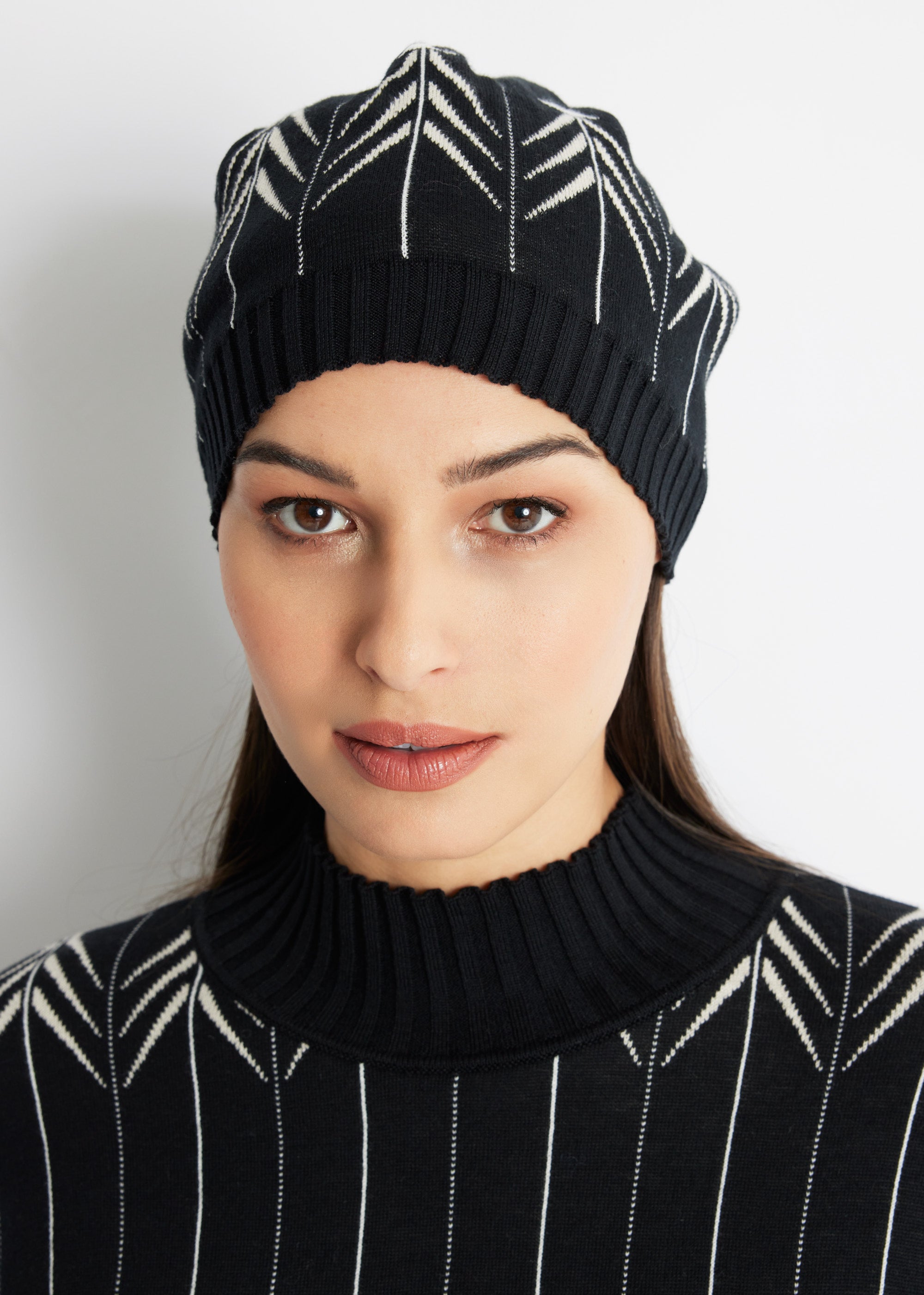 Schmale Strickmütze DAMULA mit Rippbündchen und schwarz-weißem Muster