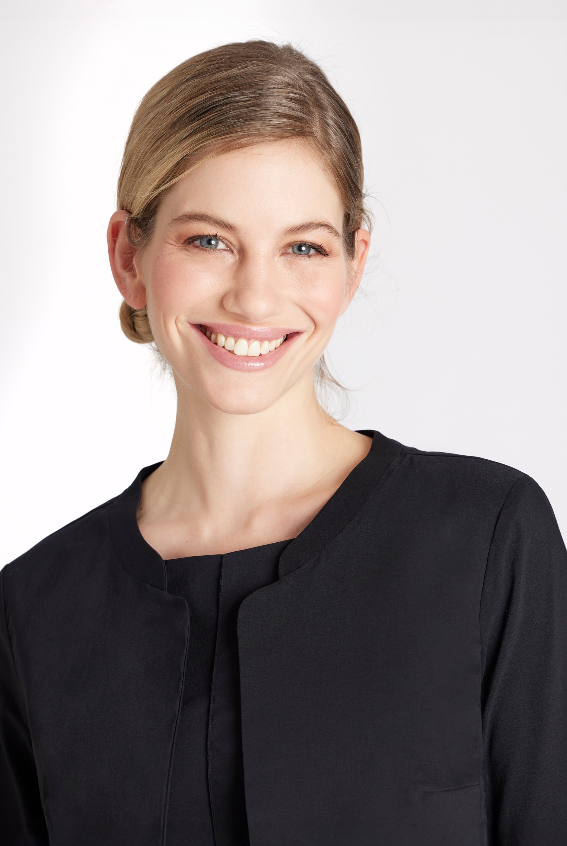 Bolero MYAGO mit kleinem Stehkragen, 3/4-Ärmeln und ohne Verschluss in Schwarz