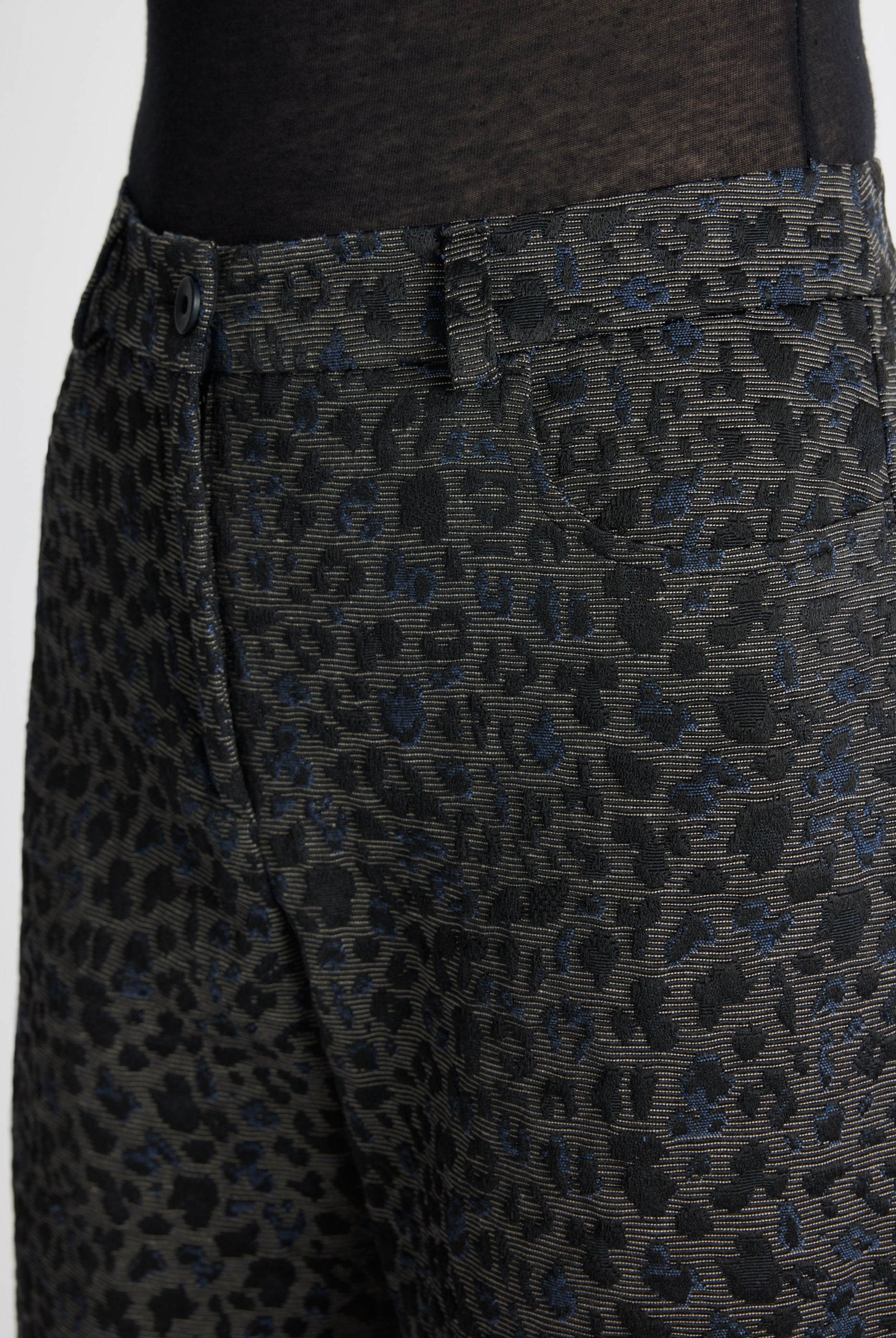 Legere Hose NILEO mit Knopf, Reißverschluss, Gürtelschlaufen, Eingrifftaschen, weitem Bein und Leomuster in Khaki