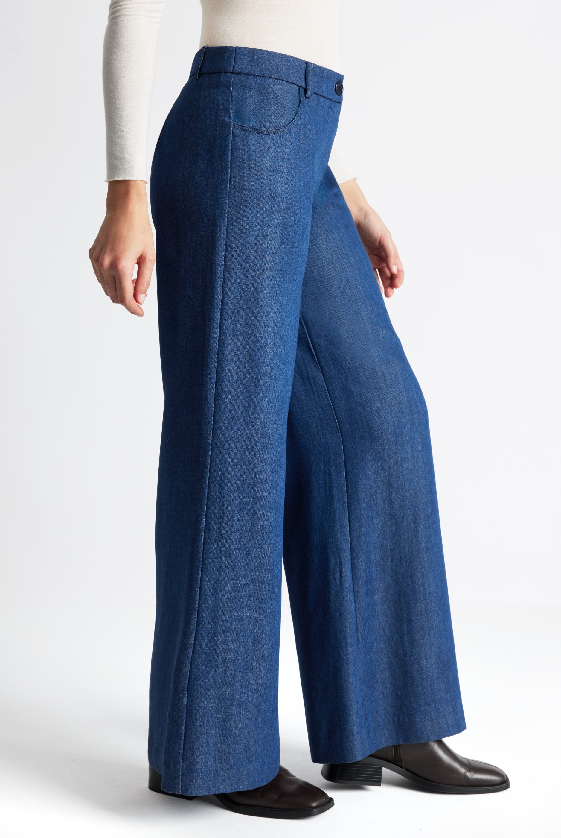 Weite Hose NAJEANS mit Knopf, Reißverschluss, Gürtelschlaufen, Eingrifftaschen und weitem Bein in Dunkelblau