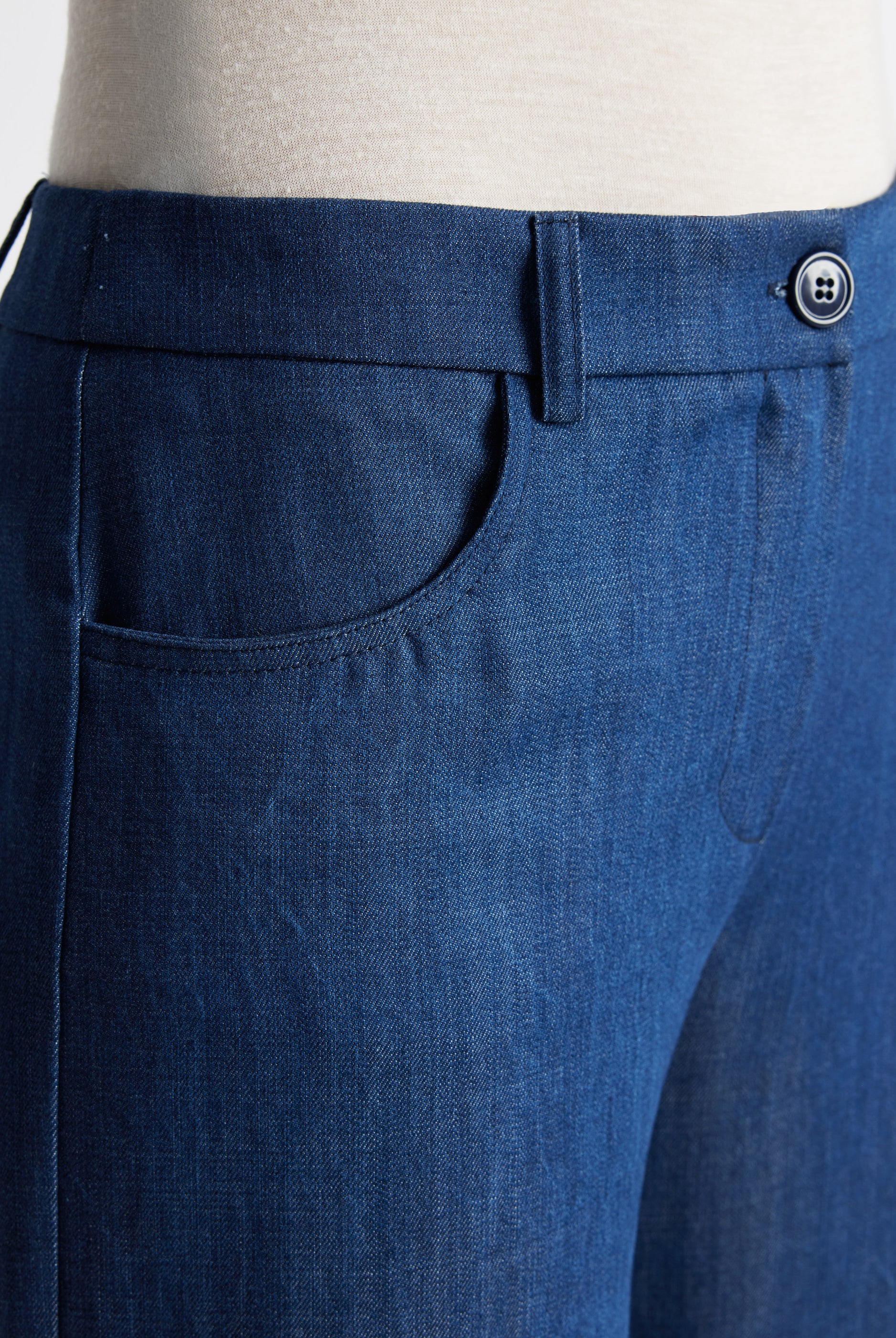 Weite Hose NAJEANS mit Knopf, Reißverschluss, Gürtelschlaufen, Eingrifftaschen und weitem Bein in Dunkelblau