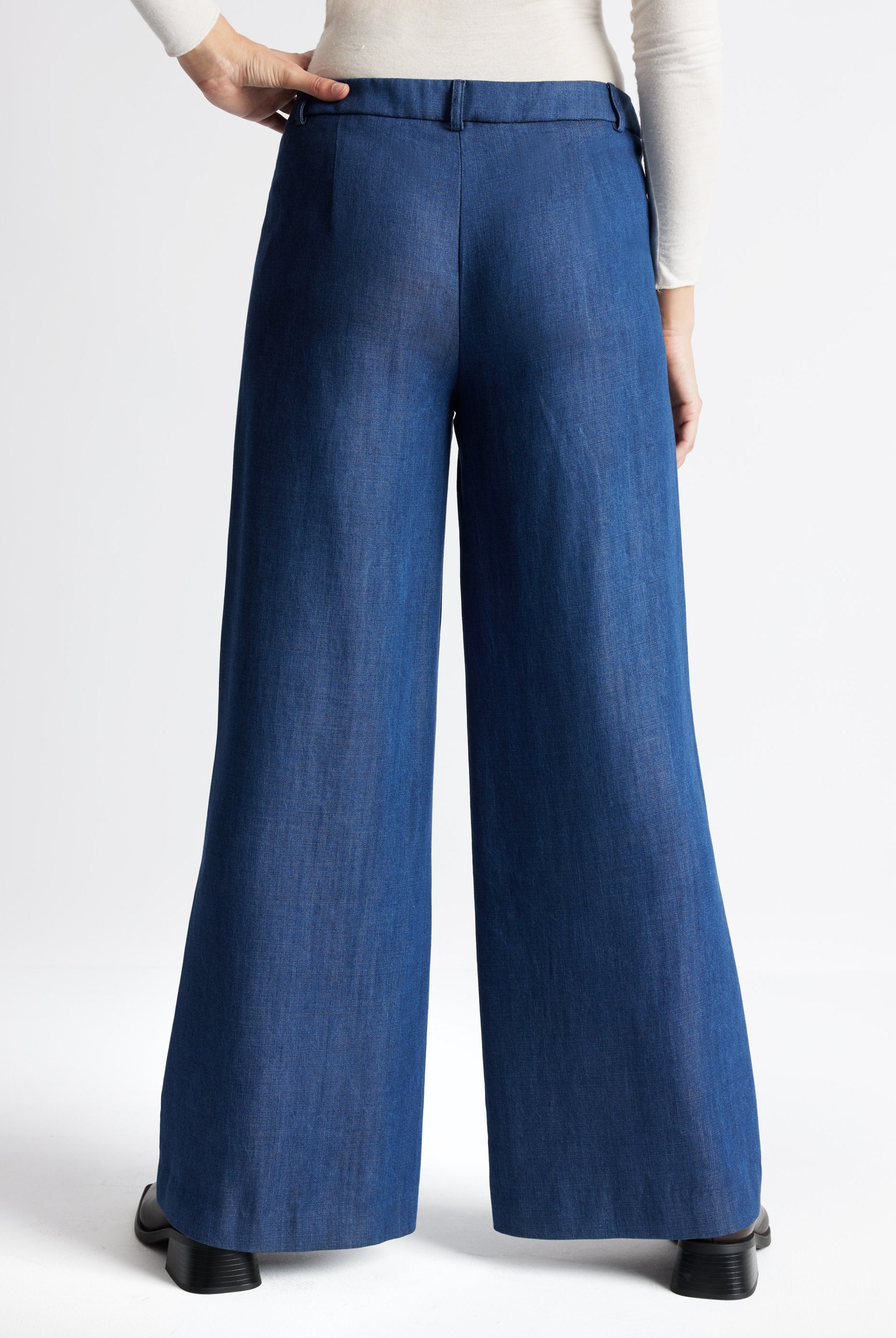 Weite Hose NAJEANS mit Knopf, Reißverschluss, Gürtelschlaufen, Eingrifftaschen und weitem Bein in Dunkelblau