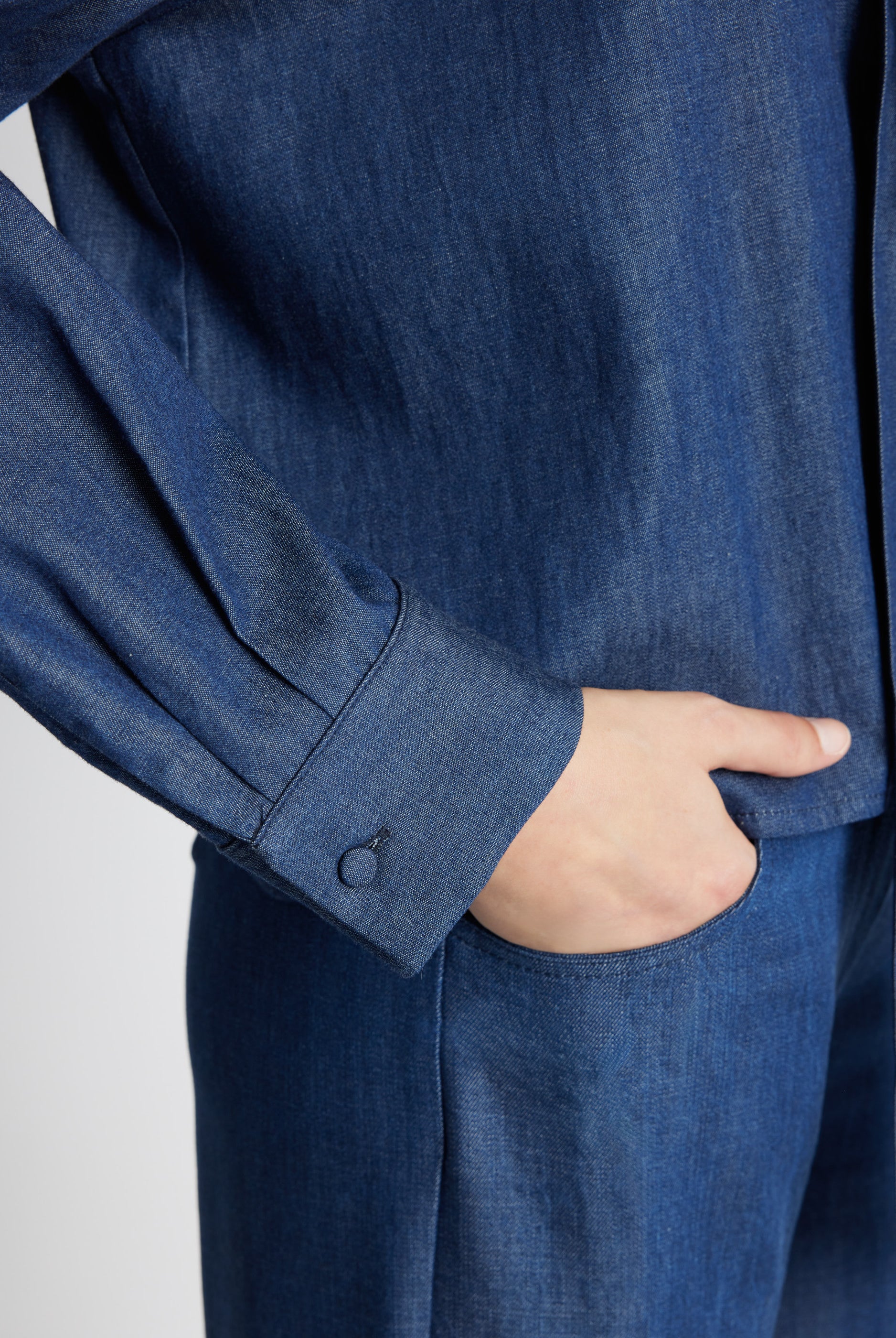 Legere Bluse NABLUES mit erhöhtem Kragen, Bindedetail, Knopfleiste und langen, weiten Ärmeln in Dunkelblau