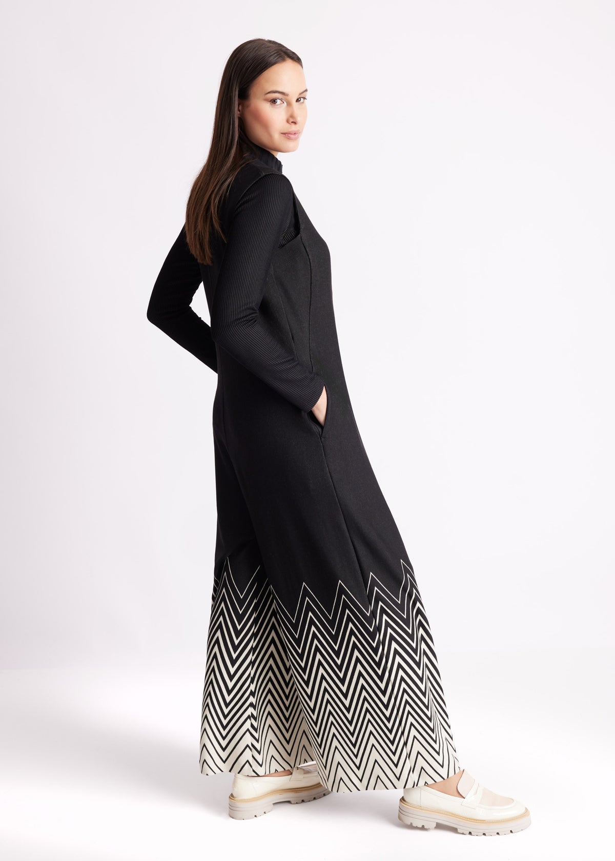 Legerer, ärmelloser Jumpsuit YIMSUI mit Stehkragen, Reißverschluss vorn, Eingrifftaschen und Muster in Schwarz