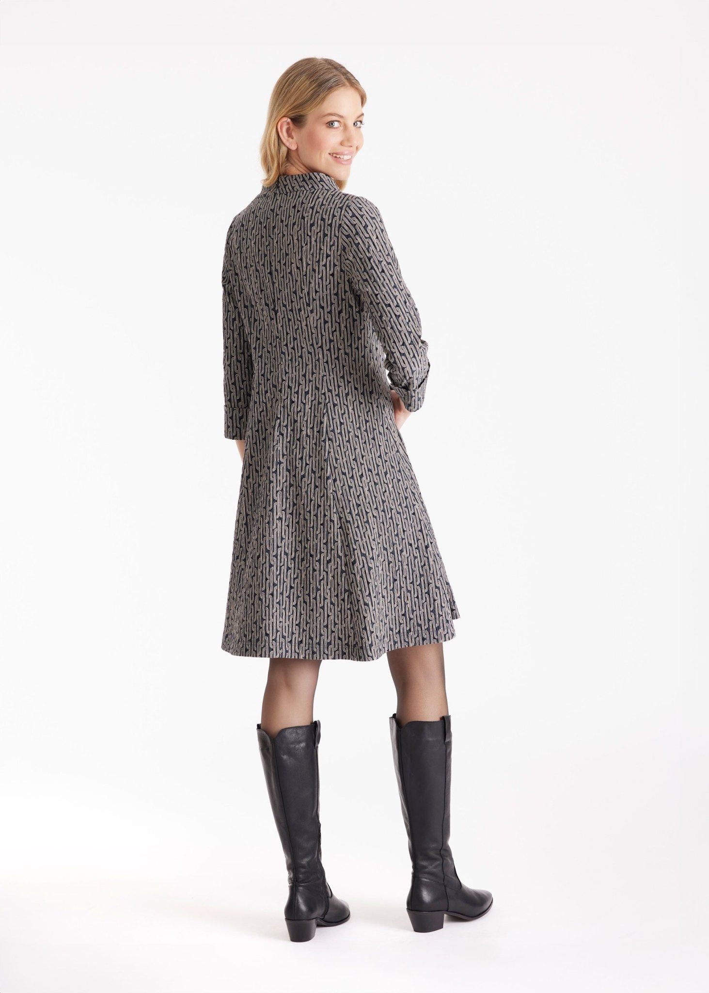 Knielanges, ausgestelltes Kleid EMOLIA mit Stehkragen, verkürzten Armen und geometrischem Muster in Grau