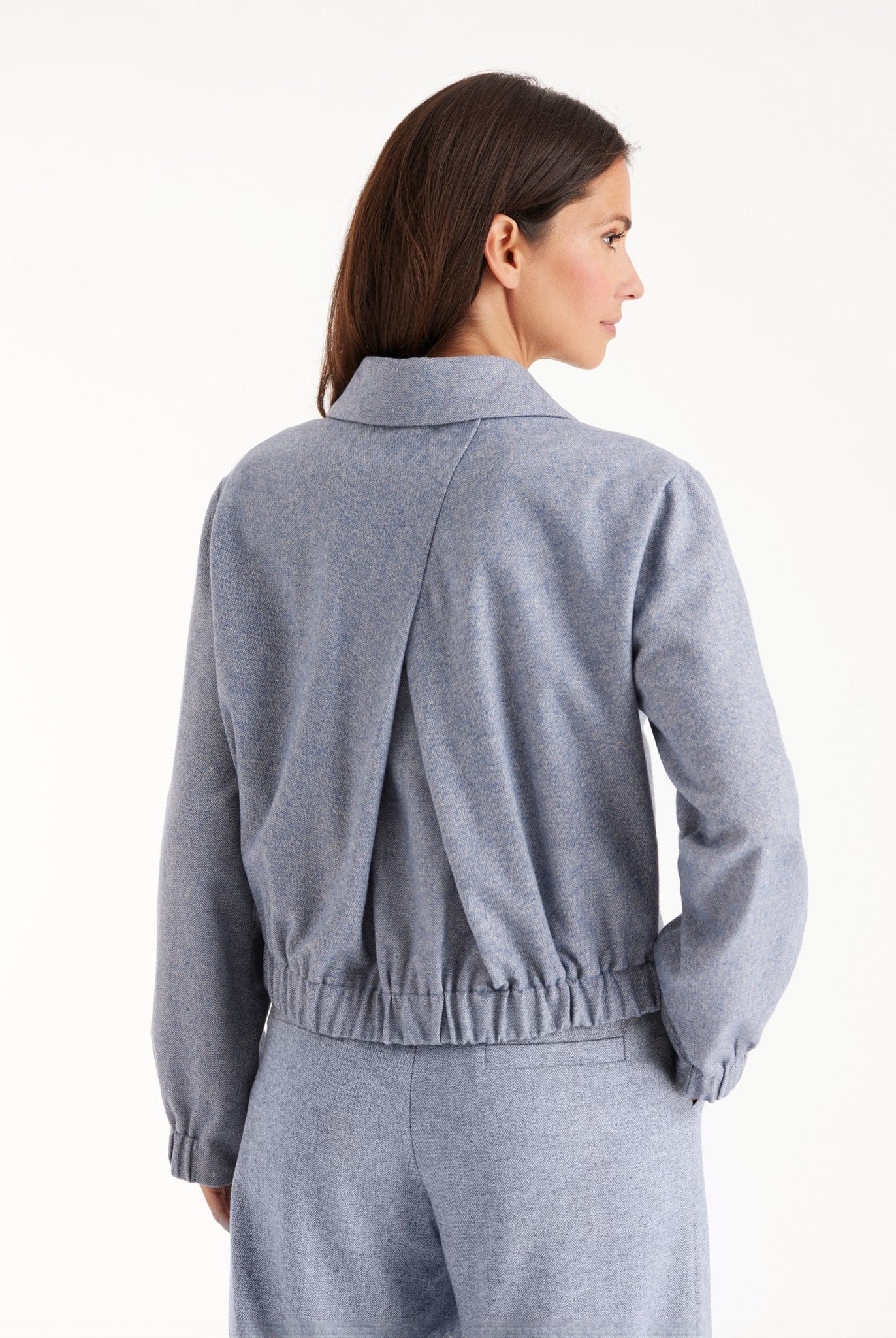 Blouson-Jacke YIJIRI mit Kragen, Knopfleiste und schrägen Taschen in Blau