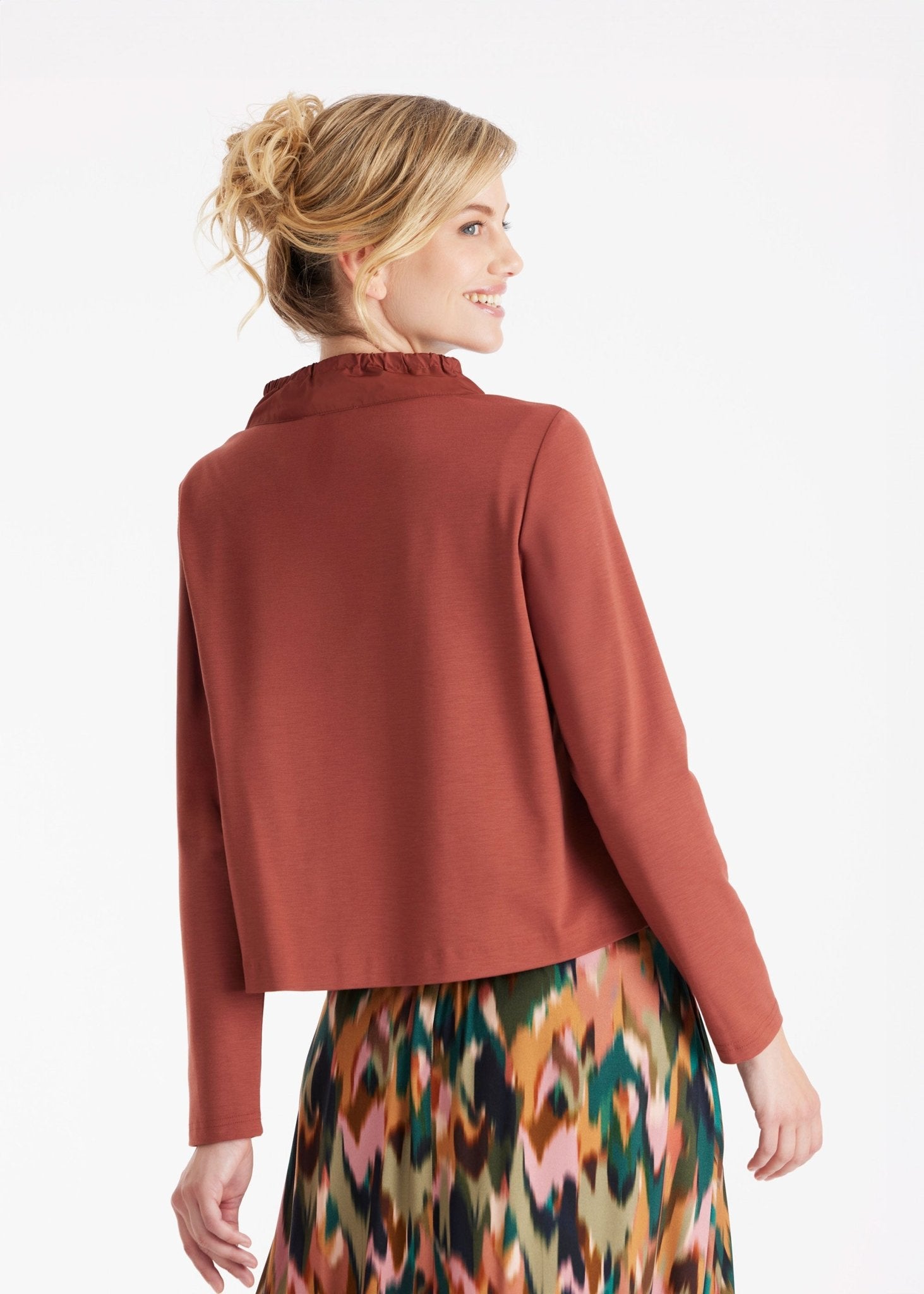 Langarm Bluse GYGATO mit Stehkragen und vorne seitlich aufgesetzter, großer Tasche in Braun