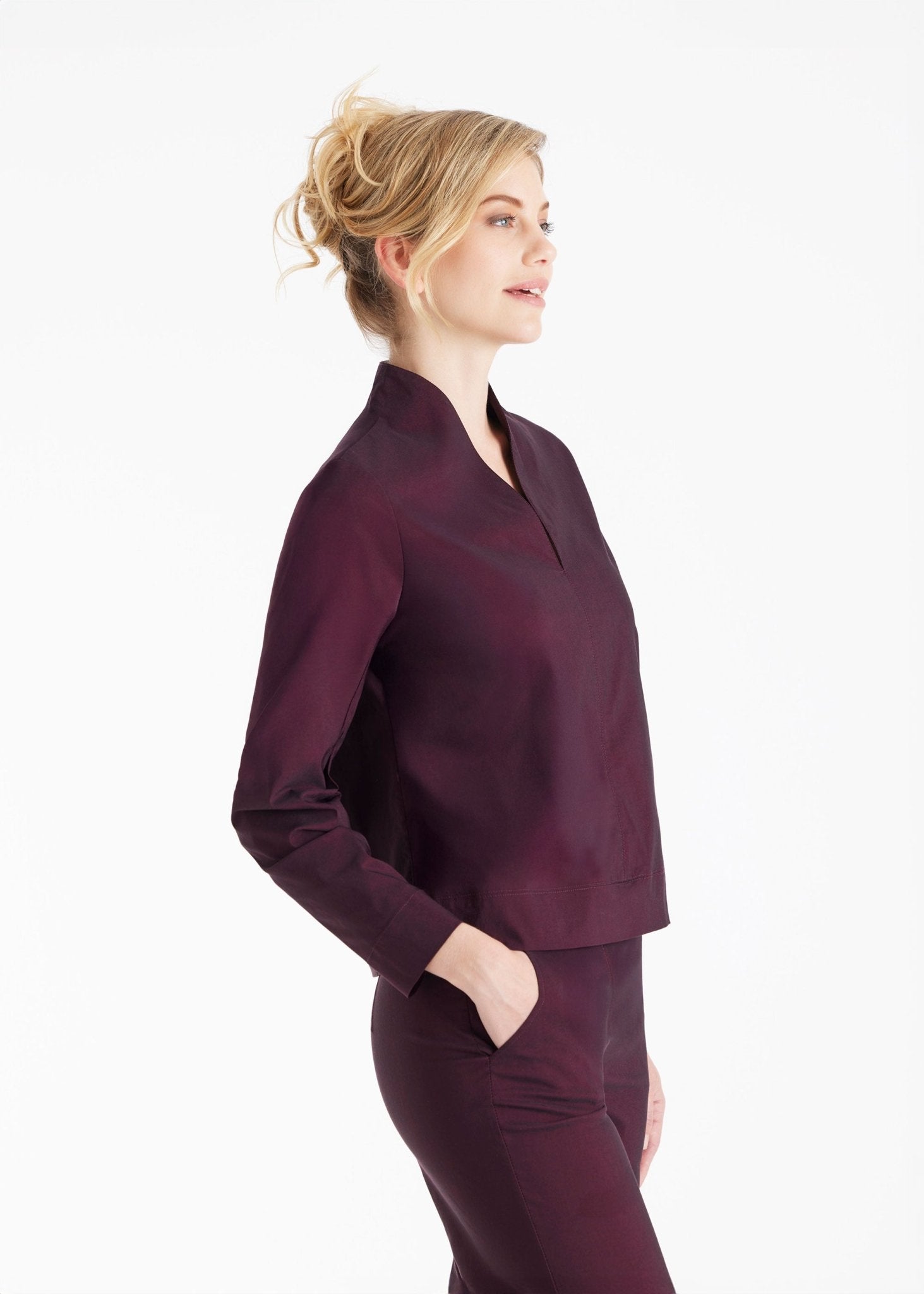 Bluse JIBRYX mit kleinem Stehkragen, V-Ausschnitt und langen Armen in Dunkelrot