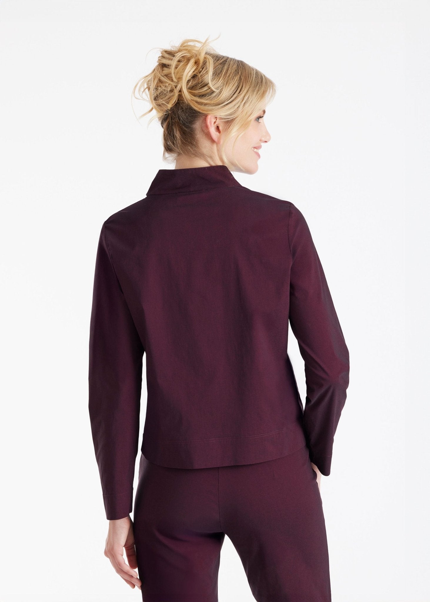 Bluse JIBRYX mit kleinem Stehkragen, V-Ausschnitt und langen Armen in Dunkelrot