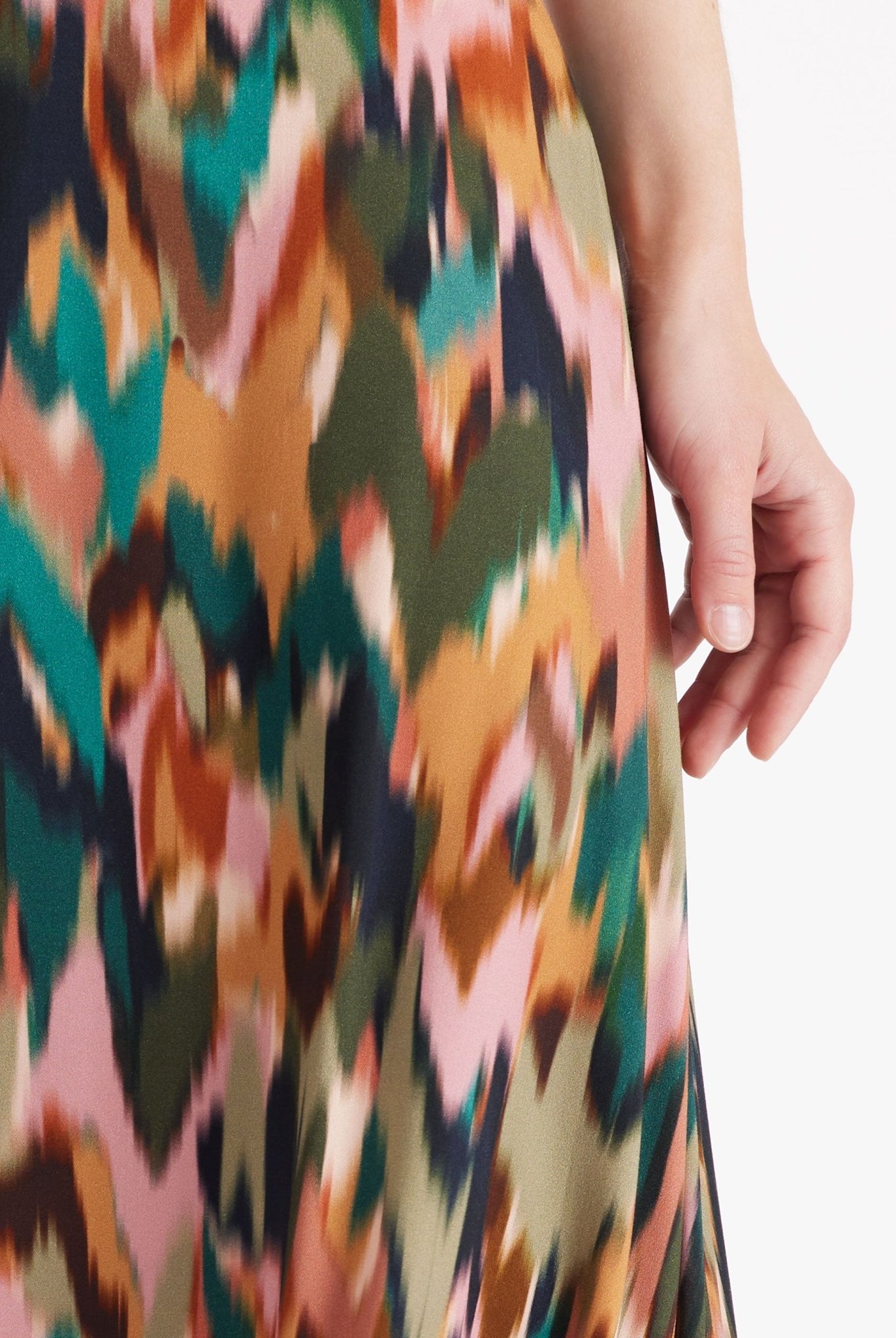 Bluse NABLOY mit Rundhals, kleinem V-Ausschnitt, langen Armen und mehrfarbigem Blumenmuster