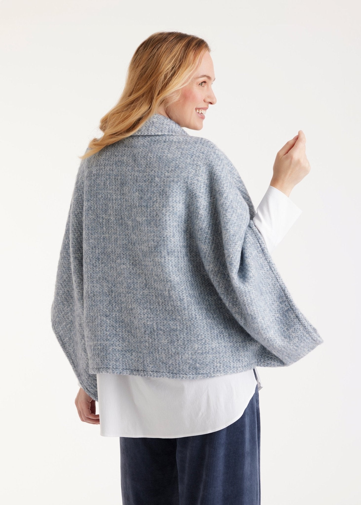 Weites Cape YAMYKA mit Kragen, Knopfleiste und großen Taschen aus grobem Stoff in Hellblau