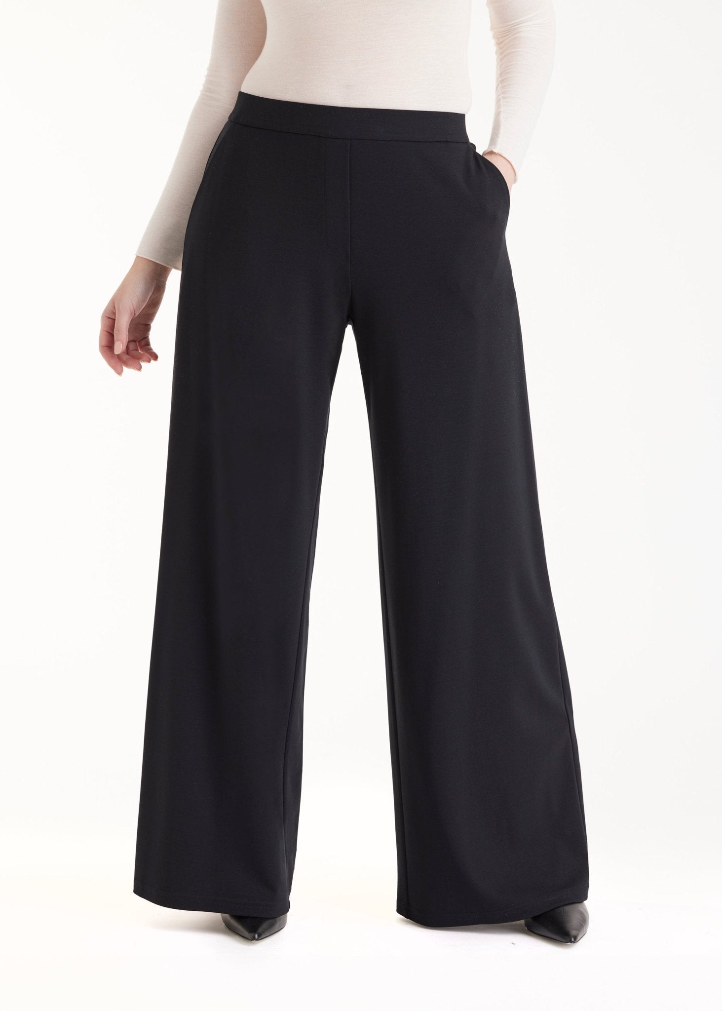 Hose GYPANTA mit geradem, lockerem Bein und seitlichen Eingrifftaschen in Schwarz