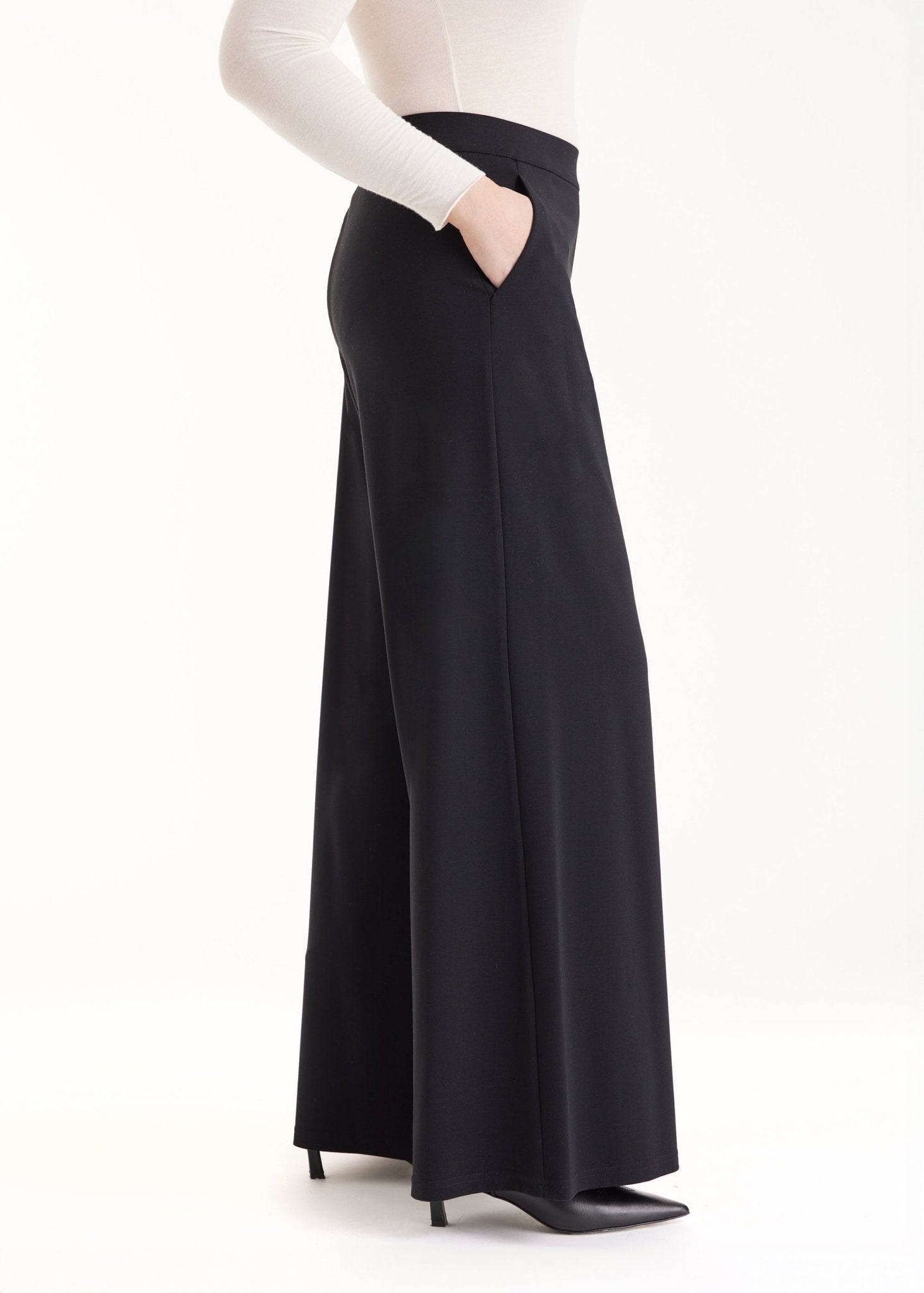 Hose GYPANTA mit geradem, lockerem Bein und seitlichen Eingrifftaschen in Schwarz