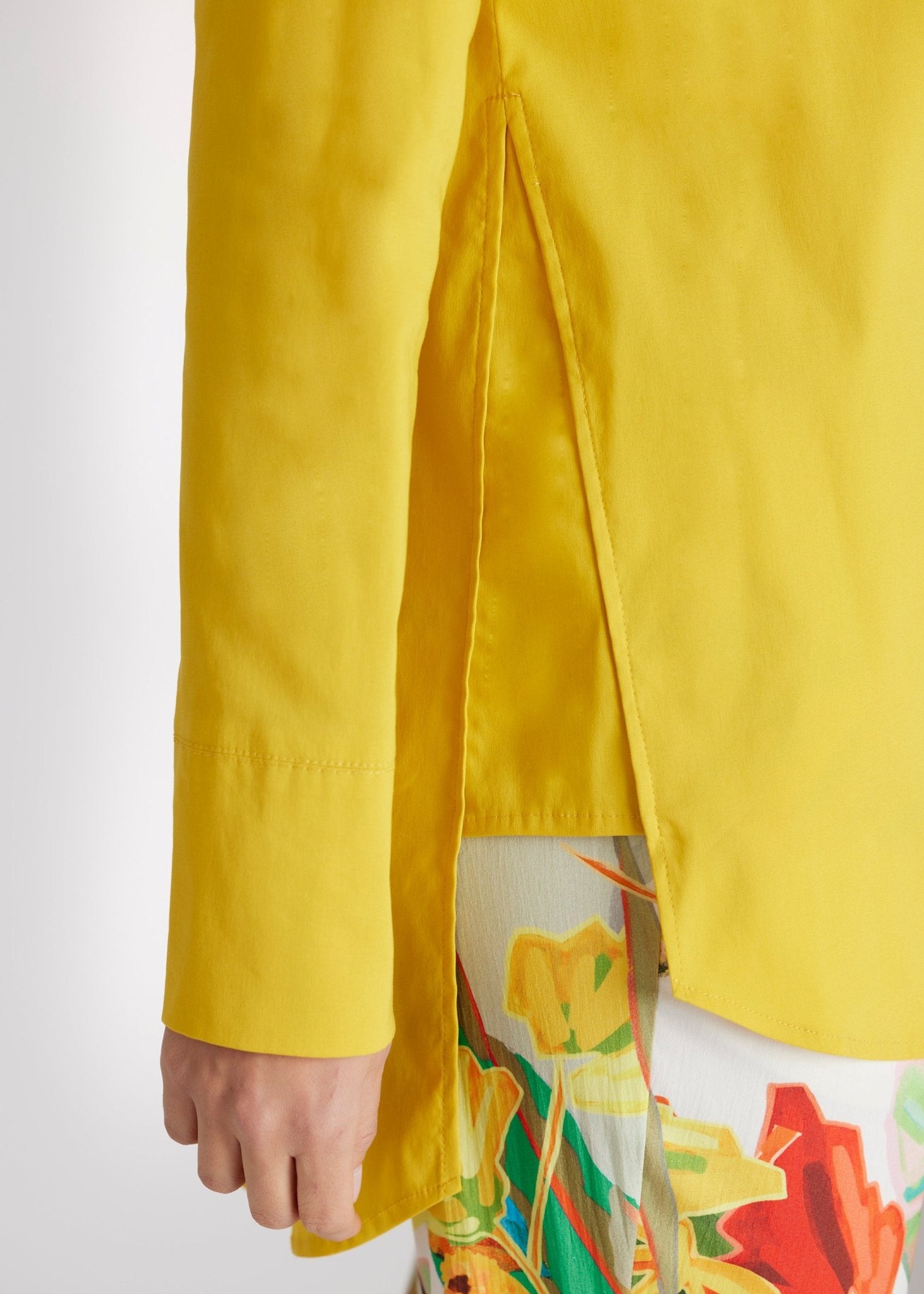 Lange Bluse BABLO mit durchgehender Knopfleiste, langen Ärmeln und kleinem Stehkragen in Gelb