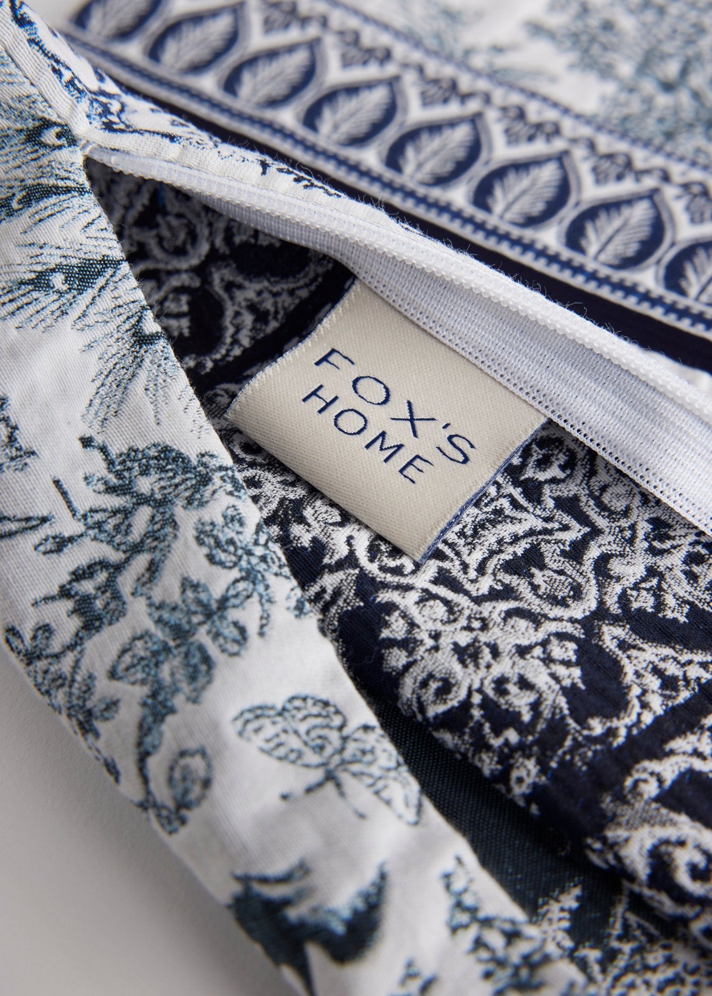 Gewebte Dekokissenhülle EVELIN in Größe 50x50 cm aus edlem Jacquard-Stoff mit dunkelblauem Pfauen-Muster