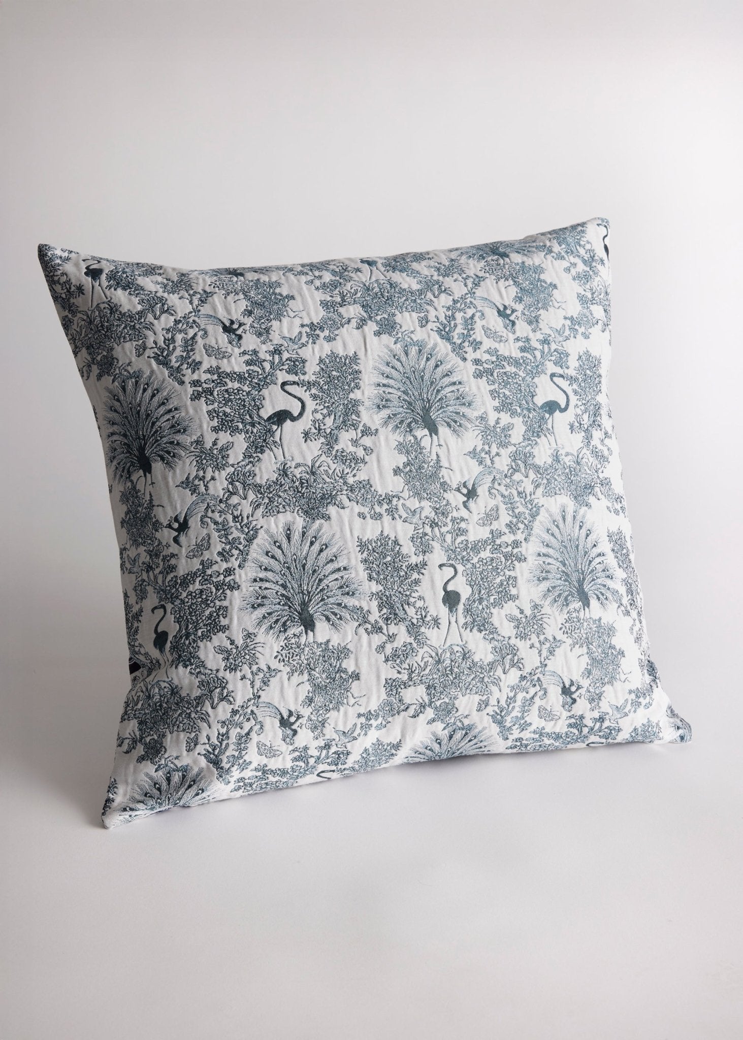 Gewebte Dekokissenhülle EVELIN in Größe 50x50 cm aus edlem Jacquard-Stoff mit dunkelblauem Pfauen-Muster