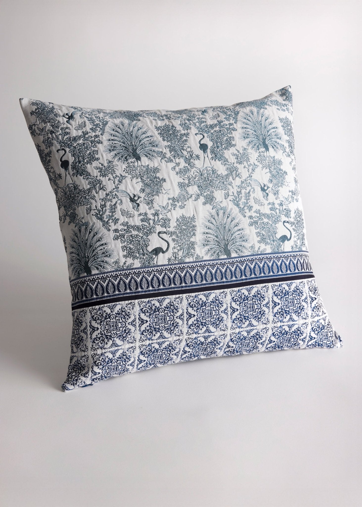 Gewebte Dekokissenhülle EVELIN in Größe 50x50 cm aus edlem Jacquard-Stoff mit dunkelblauem Pfauen-Muster