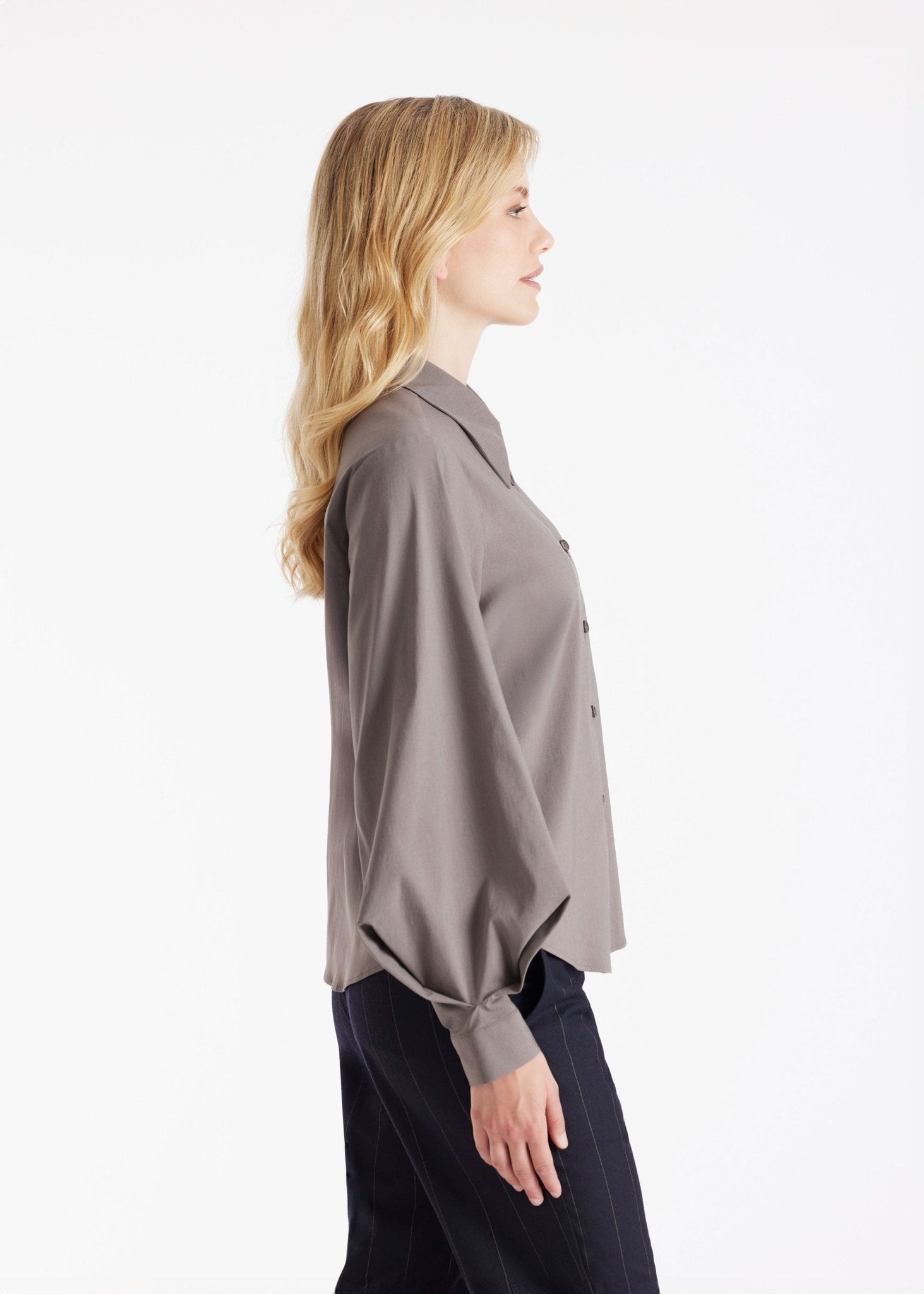 Bluse BLUSIA mit Hemdkragen, durchgehender Knopfleiste und langen, weiten Armen in Grau