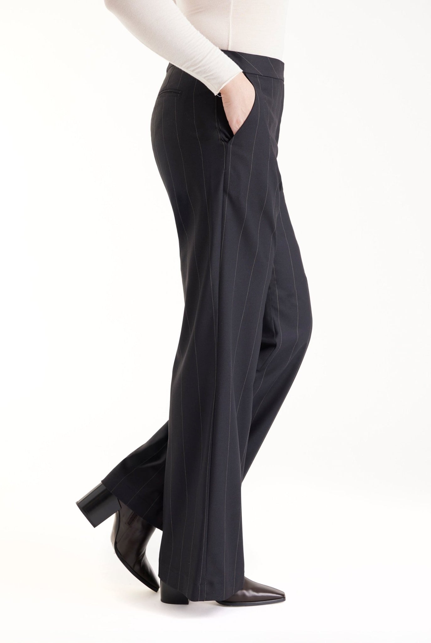 Hose TADOKI mit geradem Bein und Nadelstreifen in Dunkelblau