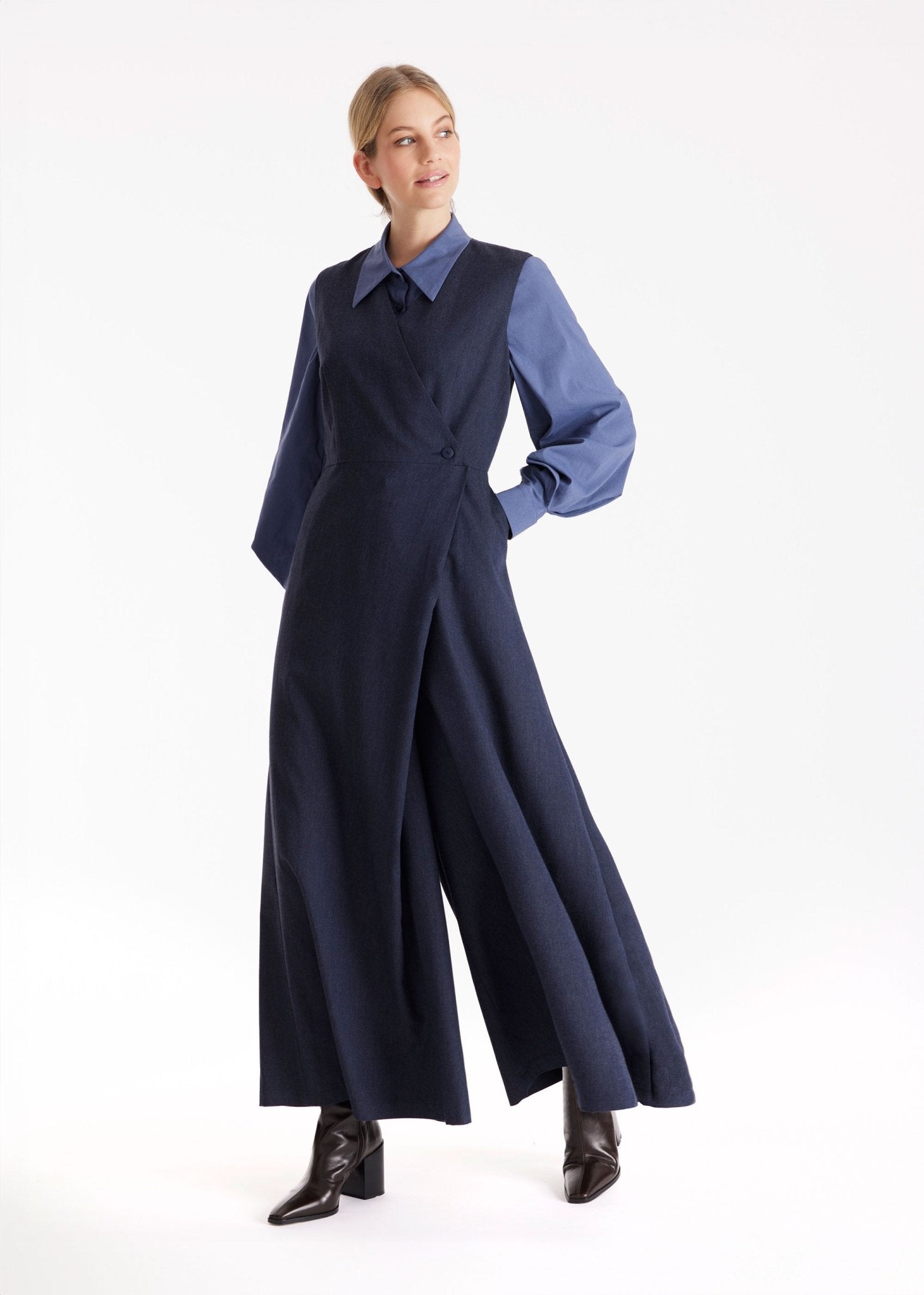 Jumpsuit IMPSUI ohne Arme mit V-Ausschnitt, weitem Bein und Knopf vorn in Dunkelblau