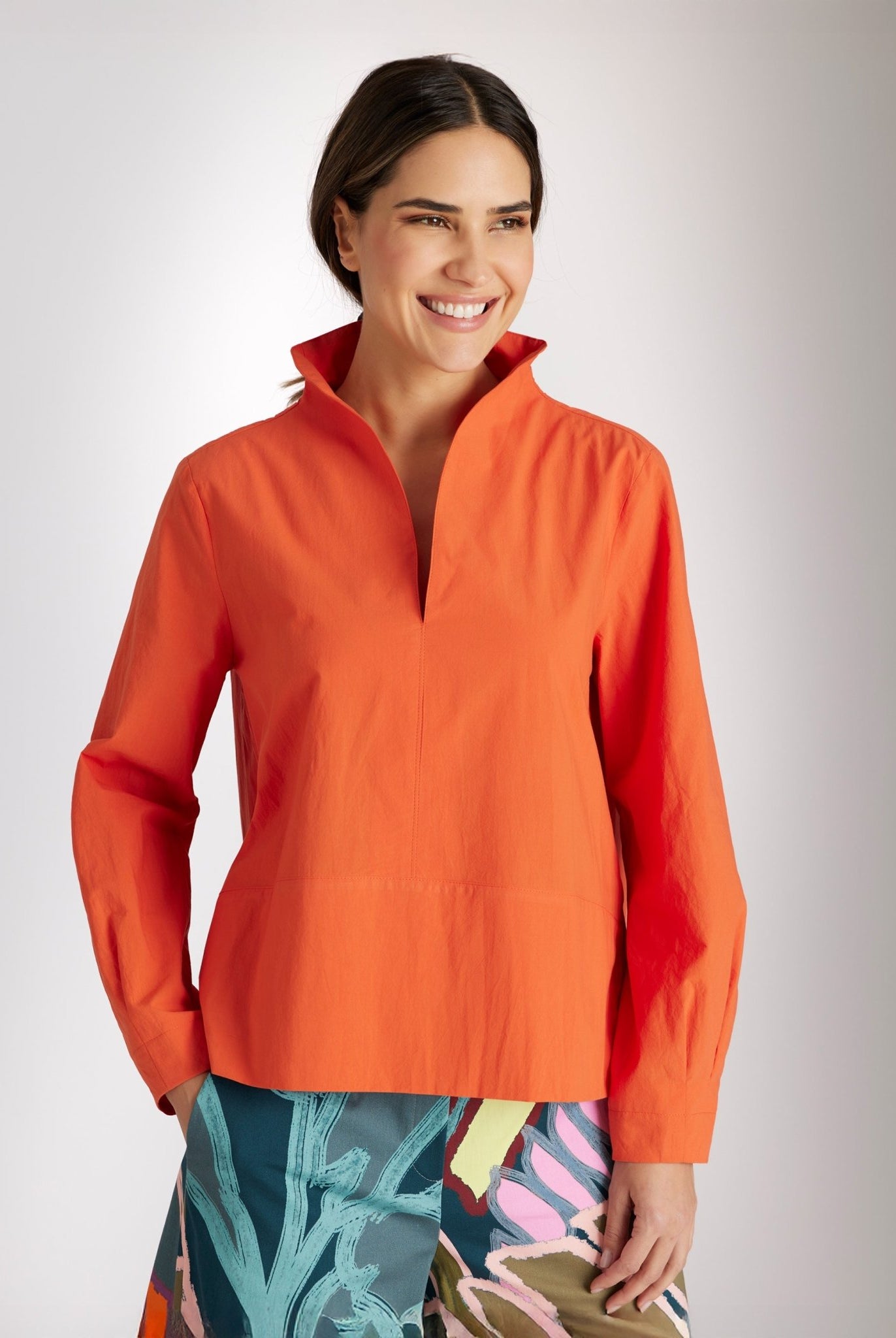 Bluse BLYZANTIS mit Kelchkragen, langen Ärmeln und kastiger Form in Orange