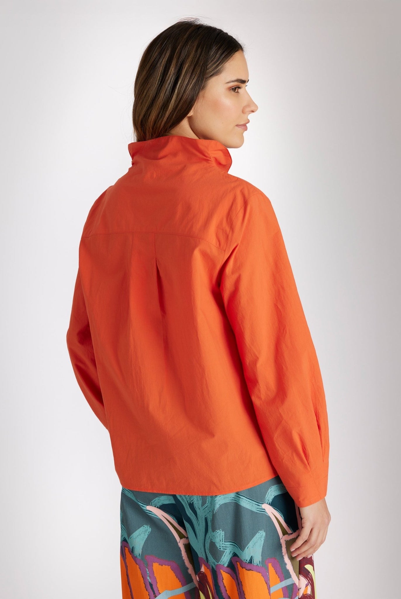 Bluse BLYZANTIS mit Kelchkragen, langen Ärmeln und kastiger Form in Orange