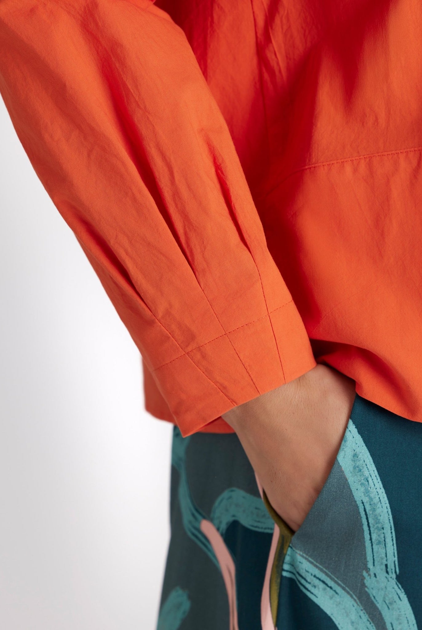 Bluse BLYZANTIS mit Kelchkragen, langen Ärmeln und kastiger Form in Orange