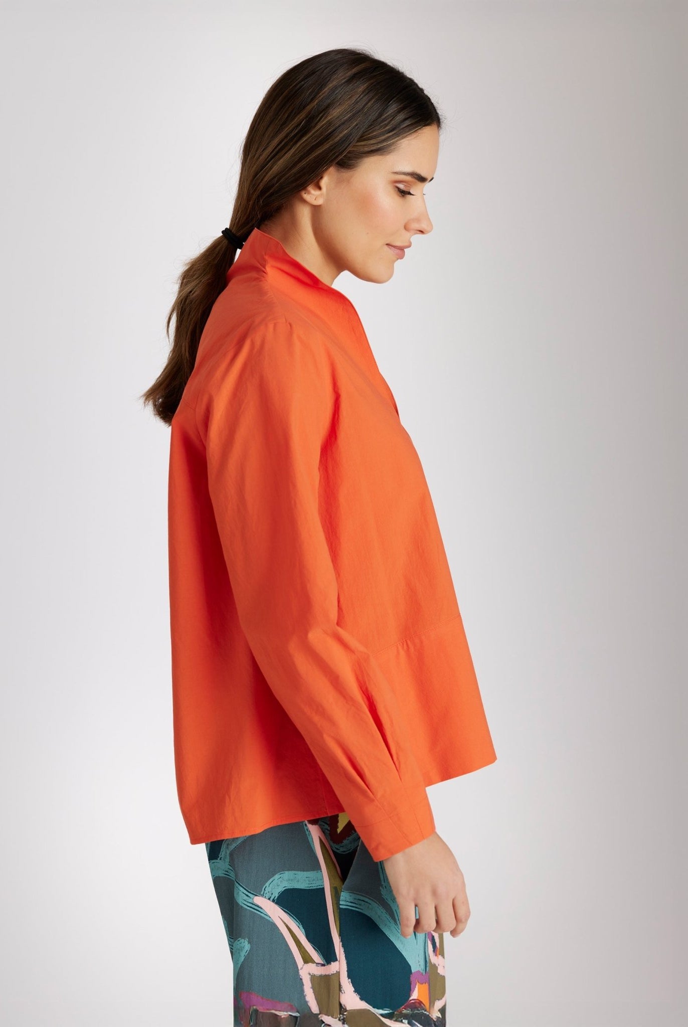 Bluse BLYZANTIS mit Kelchkragen, langen Ärmeln und kastiger Form in Orange