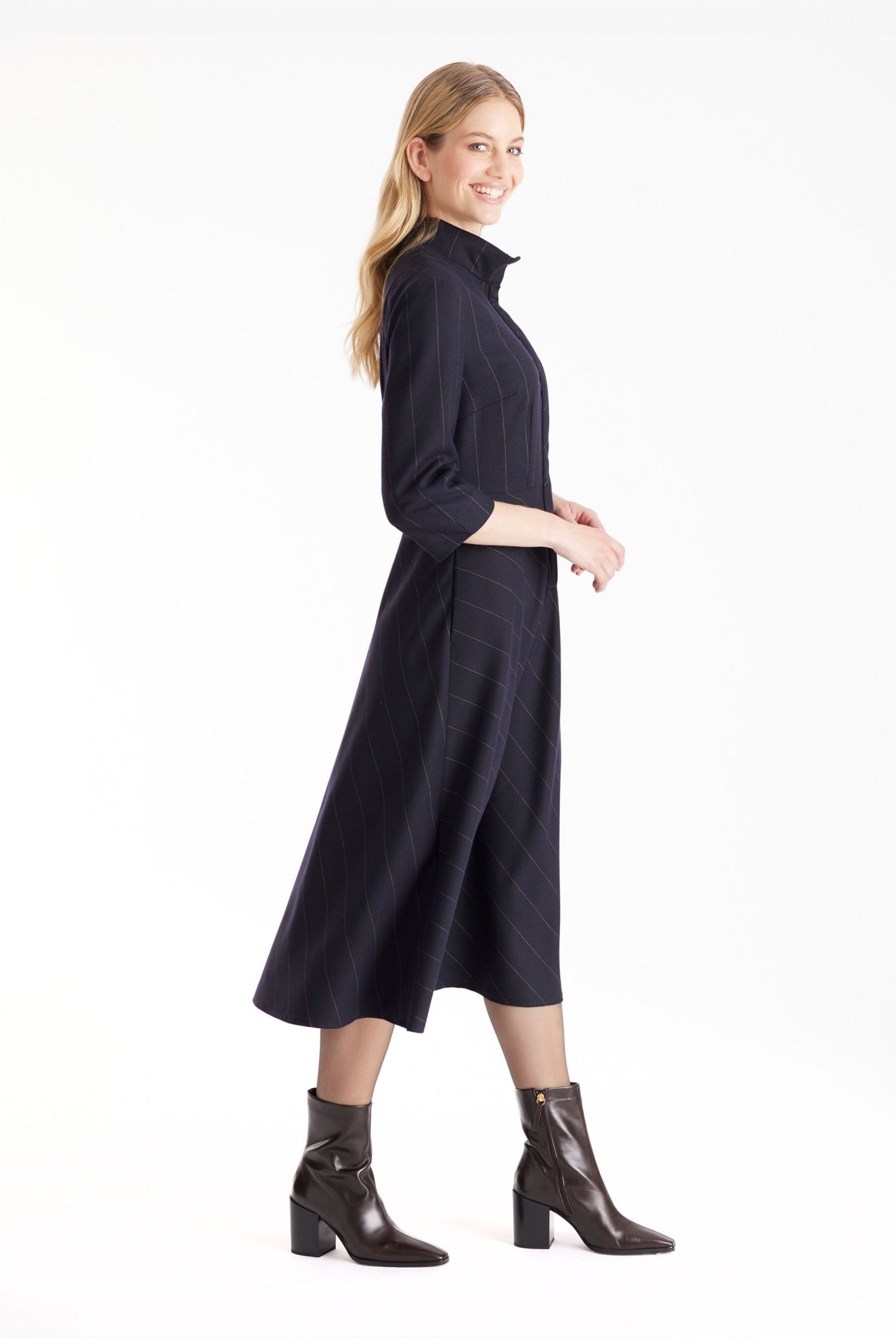 Kleid TESOKA in Midi-Länge, mit Stehkragen, langen Armen, verdeckter Knopfleiste und Nadelstreifen in Dunkelblau