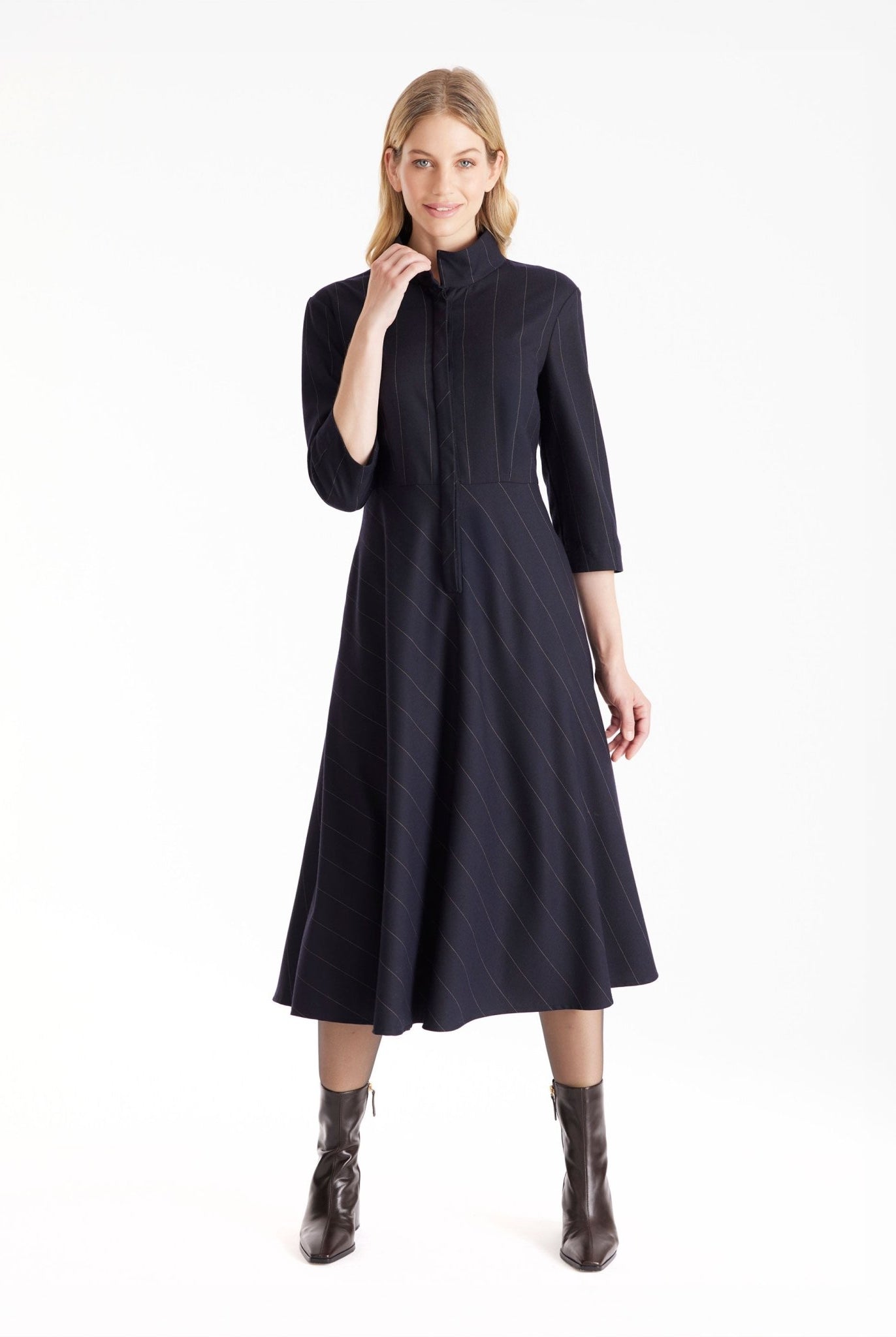 Kleid TESOKA in Midi-Länge, mit Stehkragen, langen Armen, verdeckter Knopfleiste und Nadelstreifen in Dunkelblau