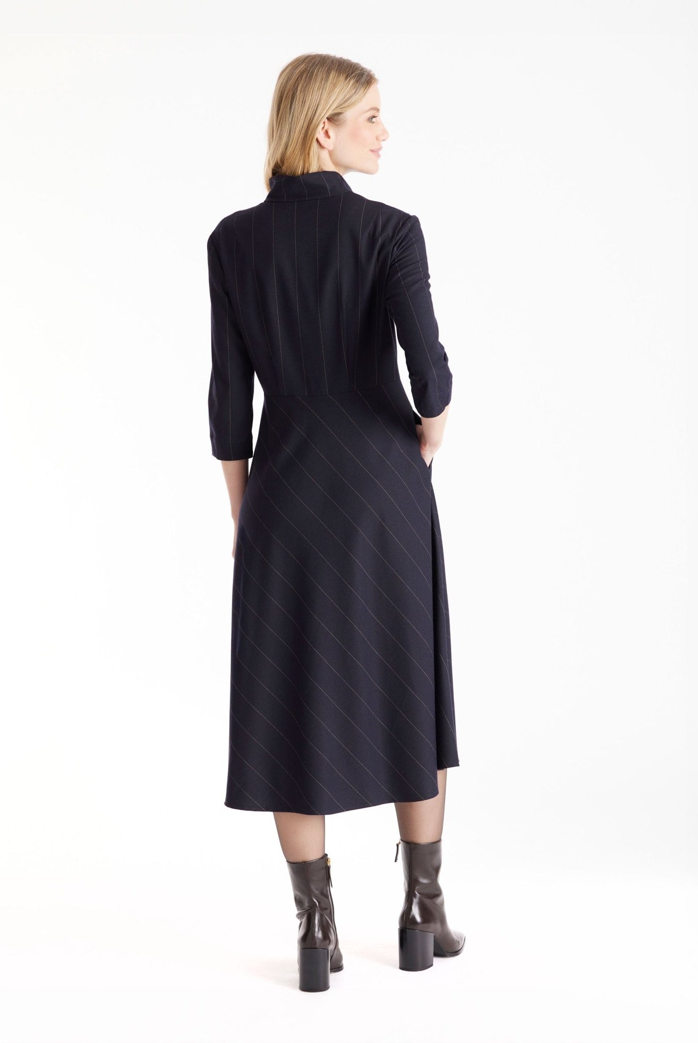 Kleid TESOKA in Midi-Länge, mit Stehkragen, langen Armen, verdeckter Knopfleiste und Nadelstreifen in Dunkelblau