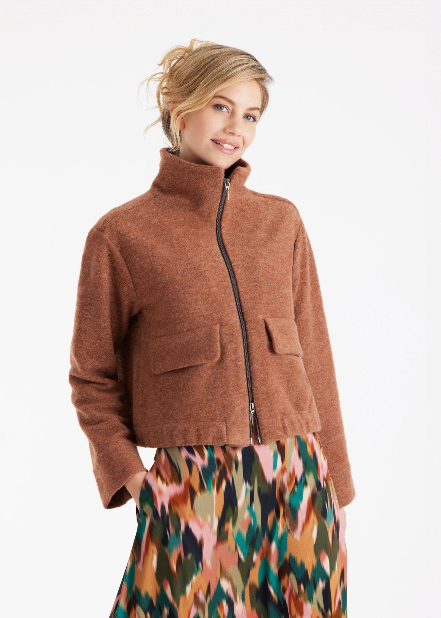 Kurze Jacke MARIERA mit hohem Kragen, Reißverschluss, langen Armen und aufgesetzten Taschen in Braun