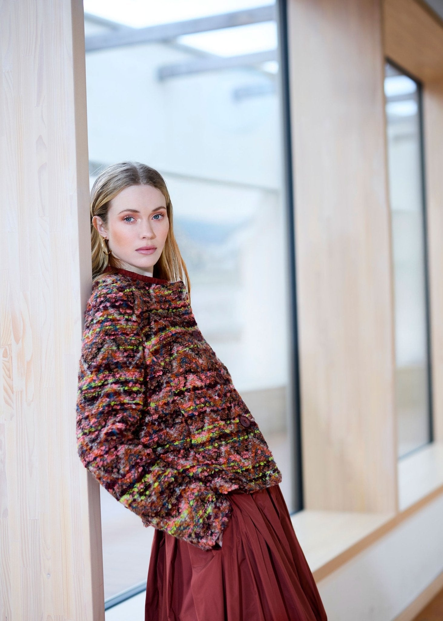 Kurze Jacke MYKINGA mit Rundhals, Knopfleiste und langen Armen in mehrfarbigem Bouclé in Pink und Grün