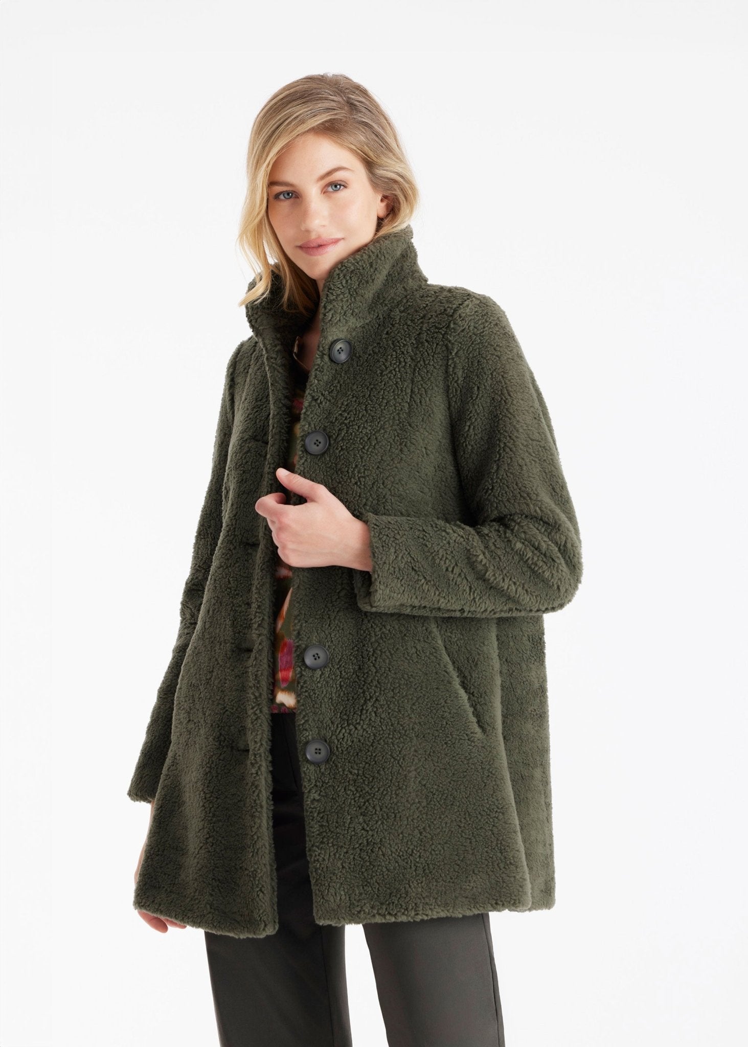 Kurzer, leicht ausgestellter Mantel WUANOY mit Stehkragen, Knopfleiste und Eingrifftaschen aus Teddystoff in Khakigrün