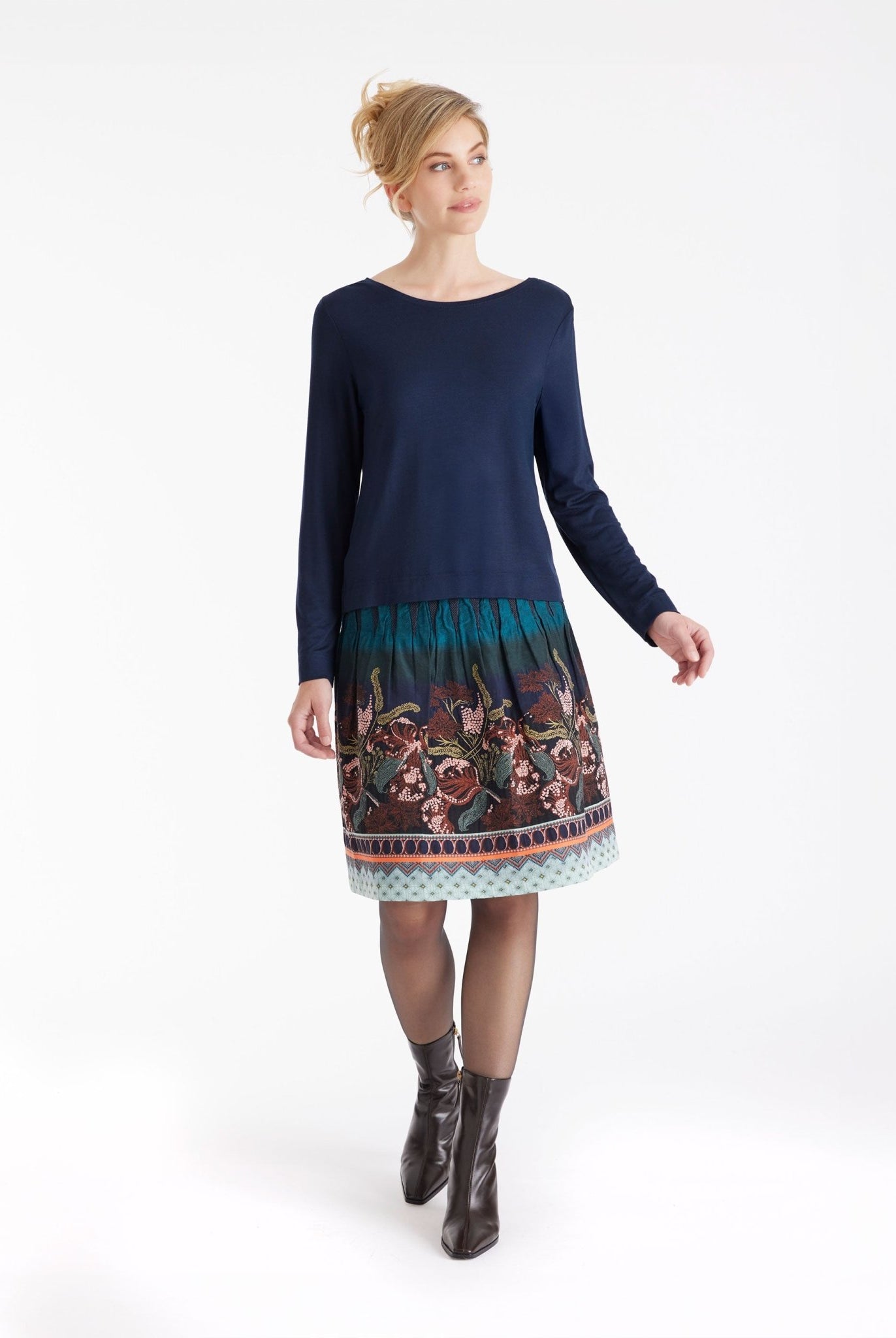 Kurzer Rock LACROS-W mit Gummibund und abstraktem Muster in Petrol