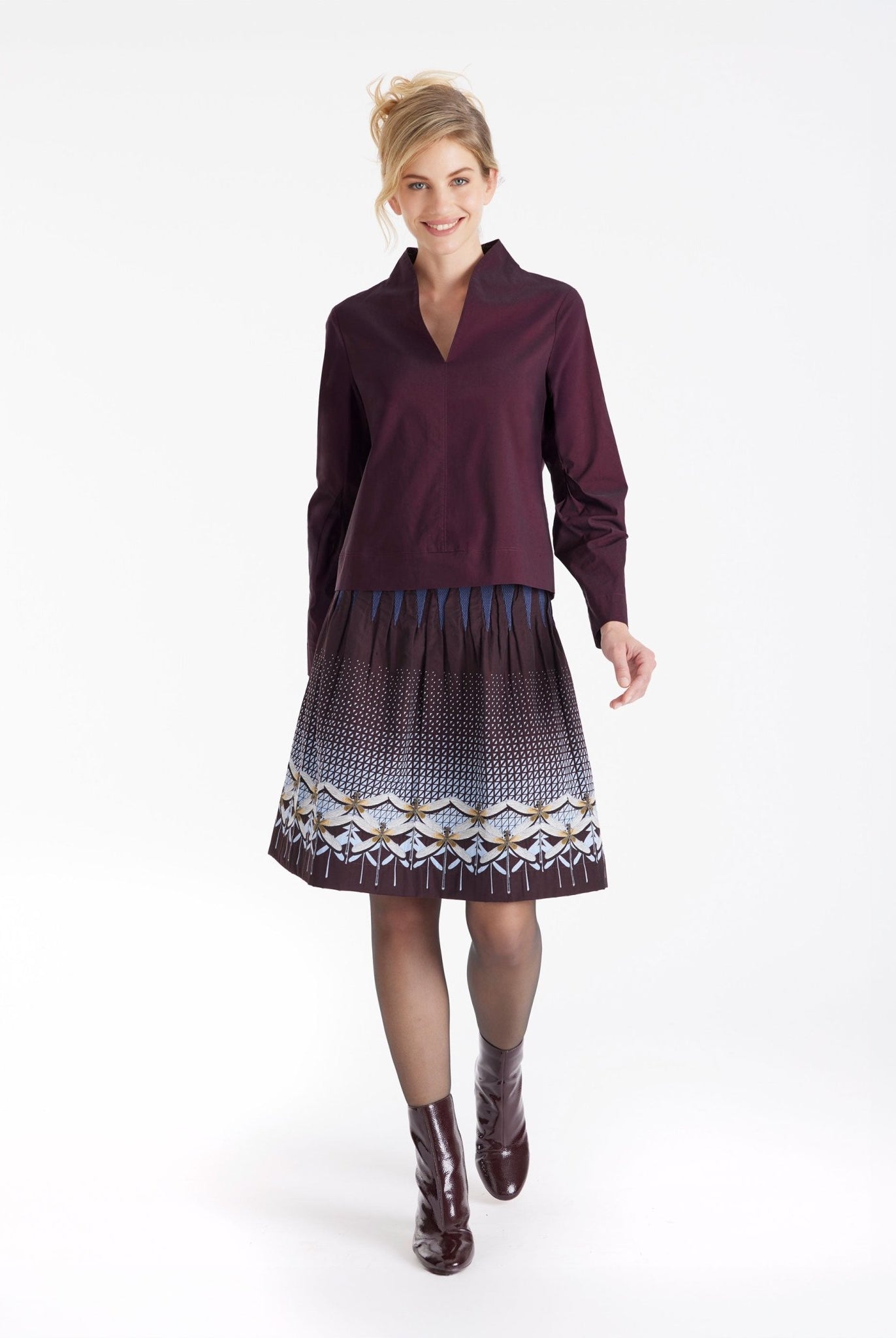 Kurzer Rock LACROS-W mit Gummibund und abstraktem Muster in Dunkelrot